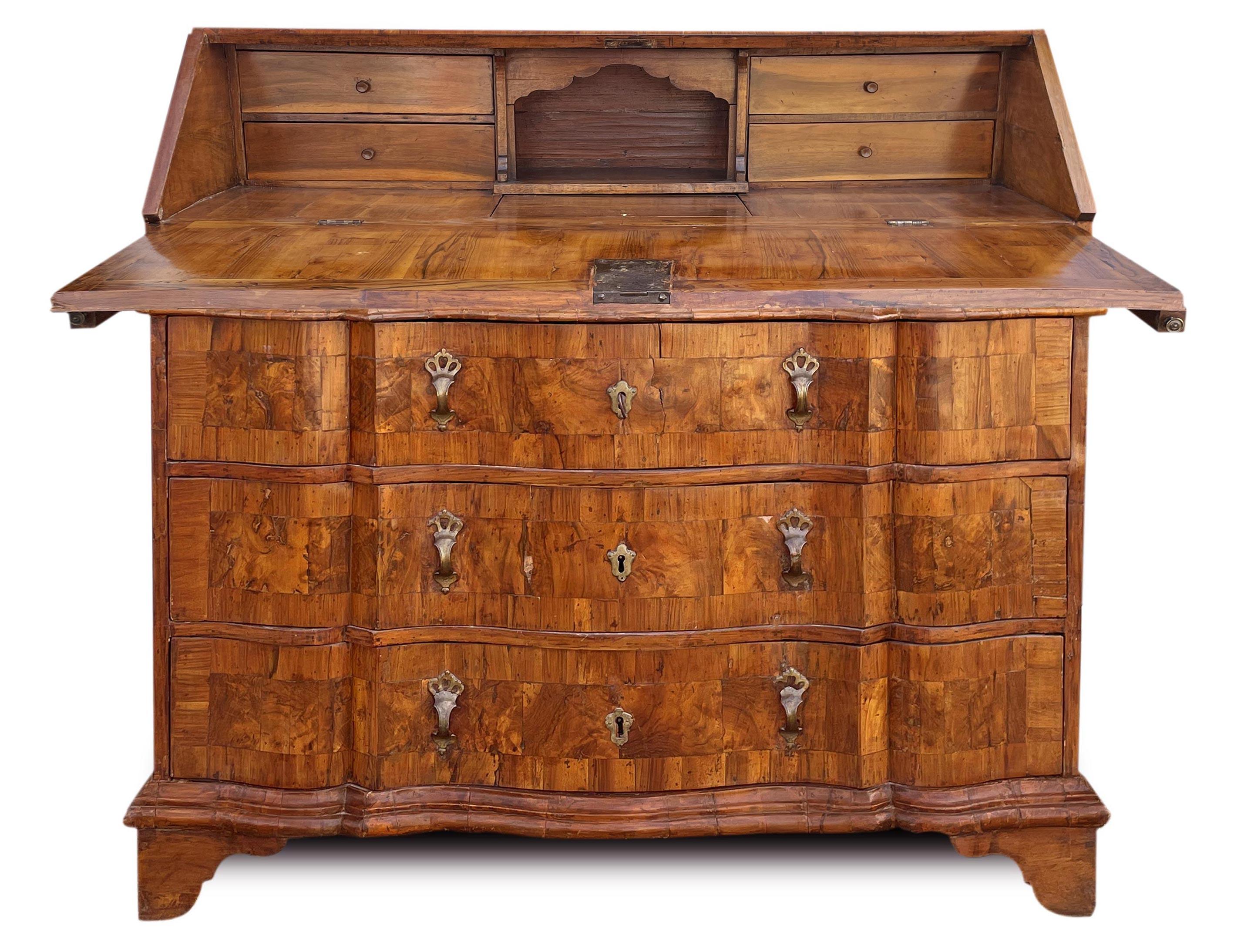 Venezianischer Louis XV Sekretär aus Nussbaum (Louis XV.) im Angebot