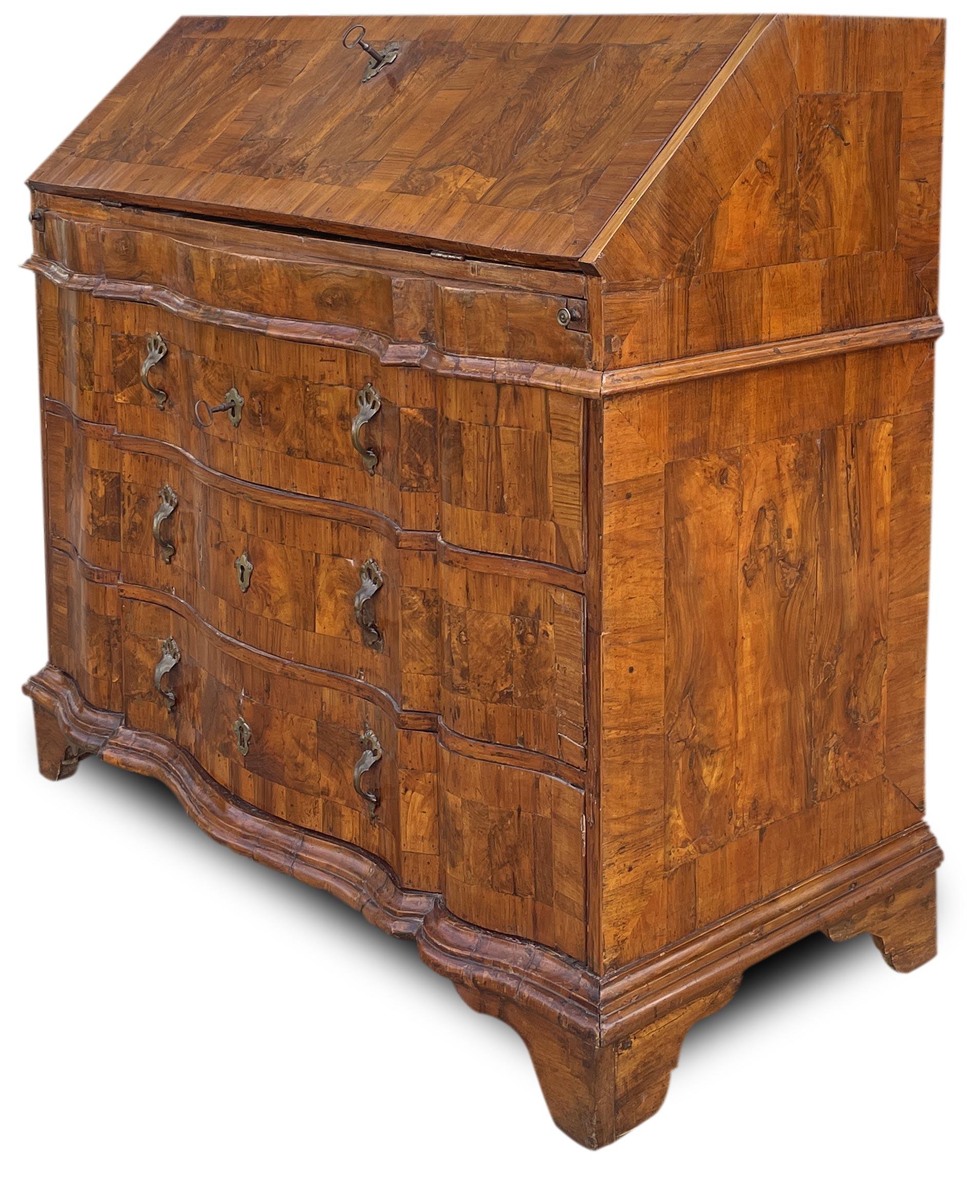 Venezianischer Louis XV Sekretär aus Nussbaum (Italian) im Angebot