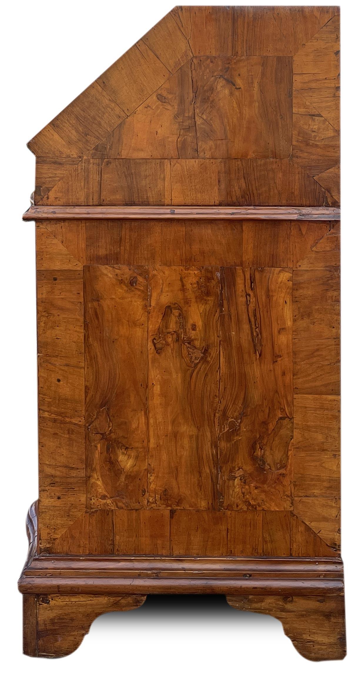Venezianischer Louis XV Sekretär aus Nussbaum (Nussbaumholz) im Angebot