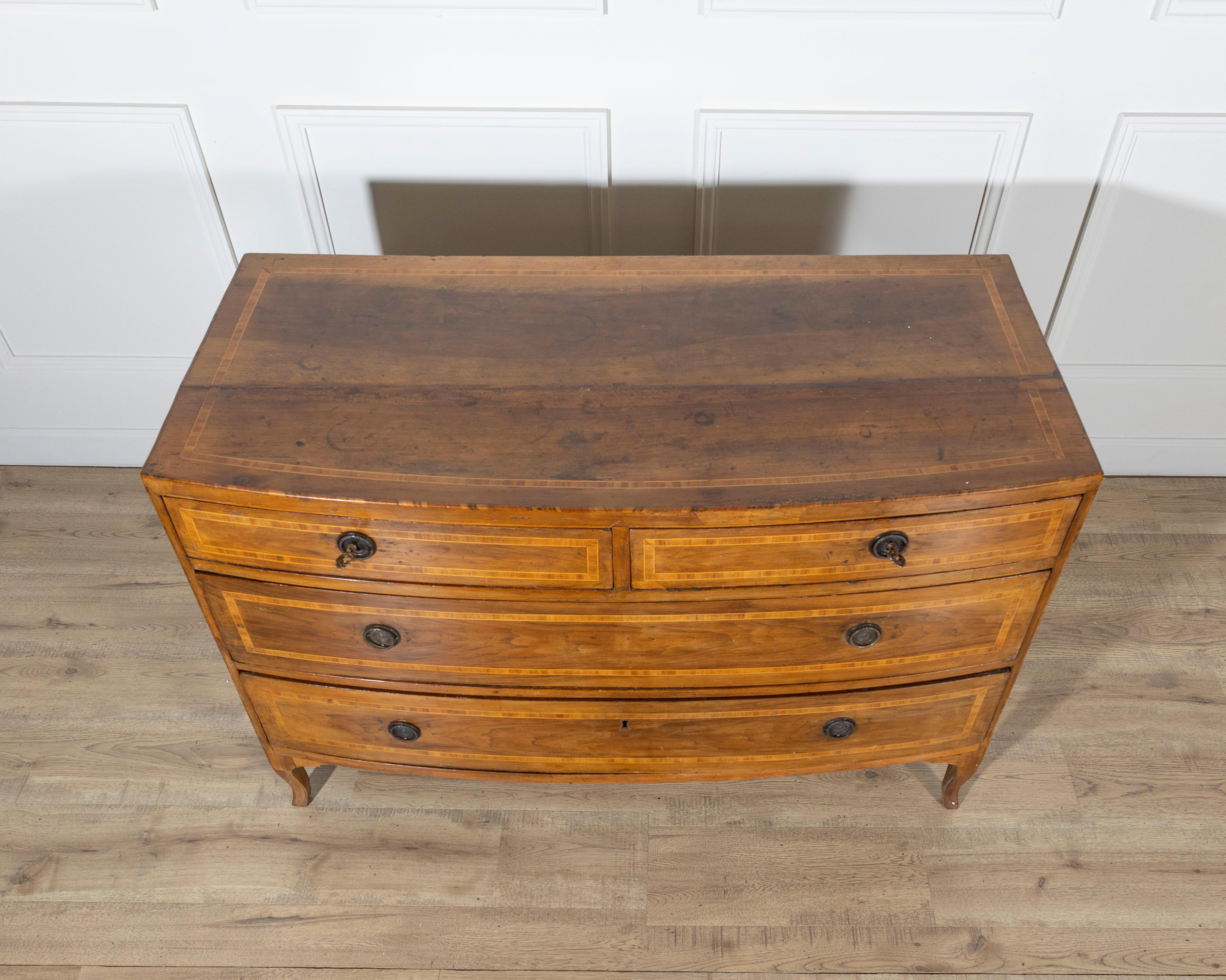 Italian Venetian Louis XVI Chest of Drawers in Walnut, 18th Century For Sale