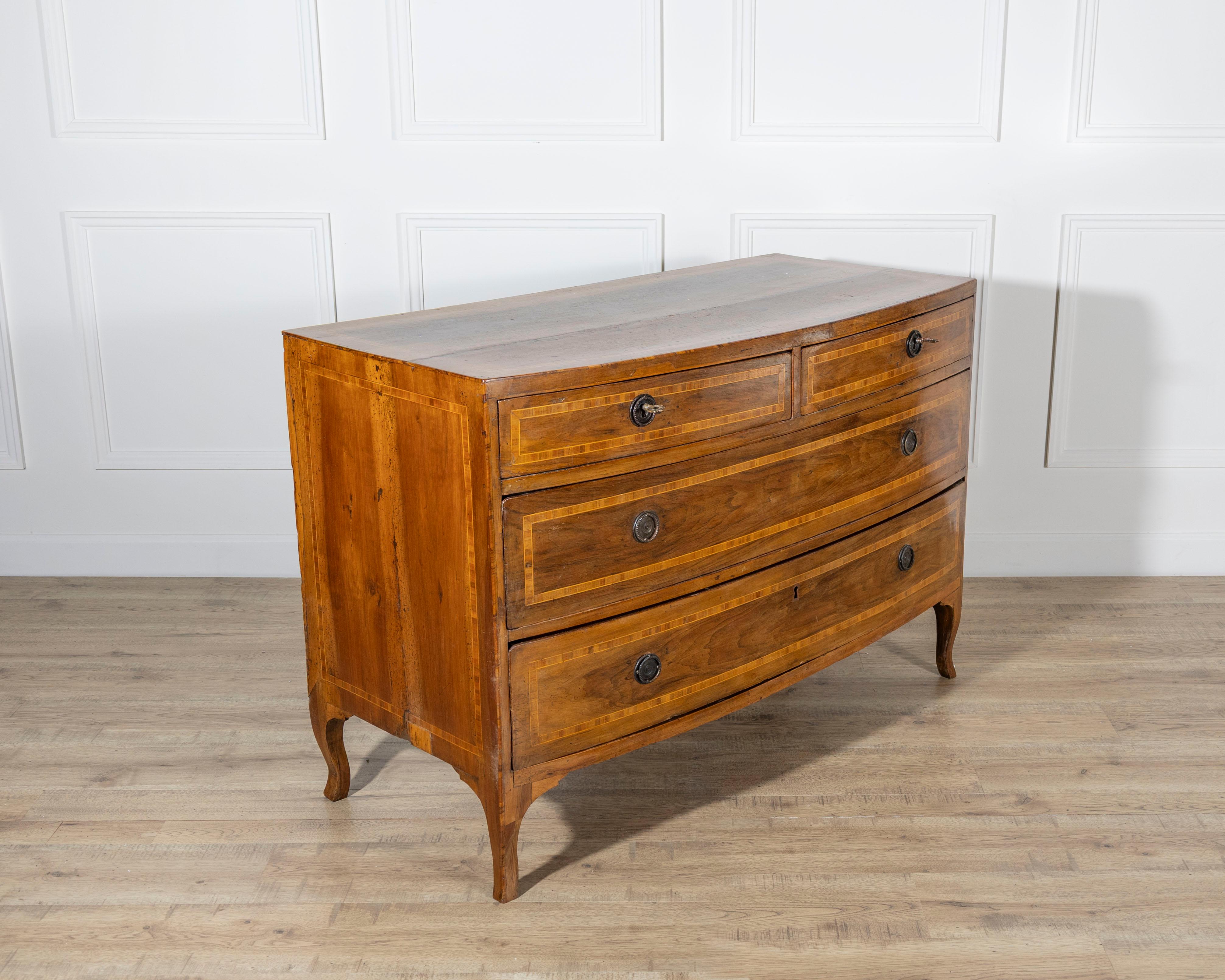 Venetian Louis XVI Chest of Drawers in Walnut, 18th Century In Good Condition For Sale In Atlanta, GA