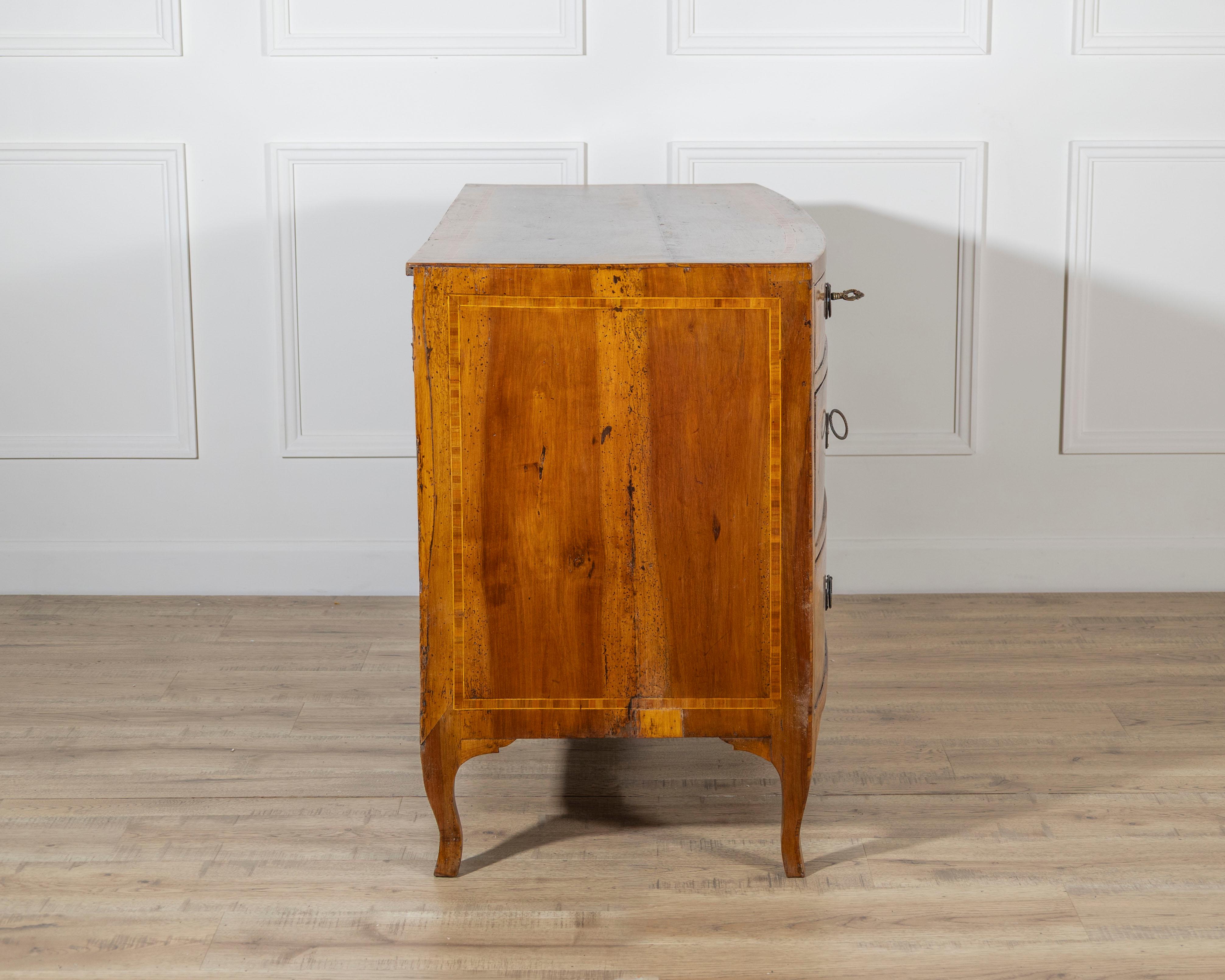 Venetian Louis XVI Chest of Drawers in Walnut, 18th Century For Sale 1