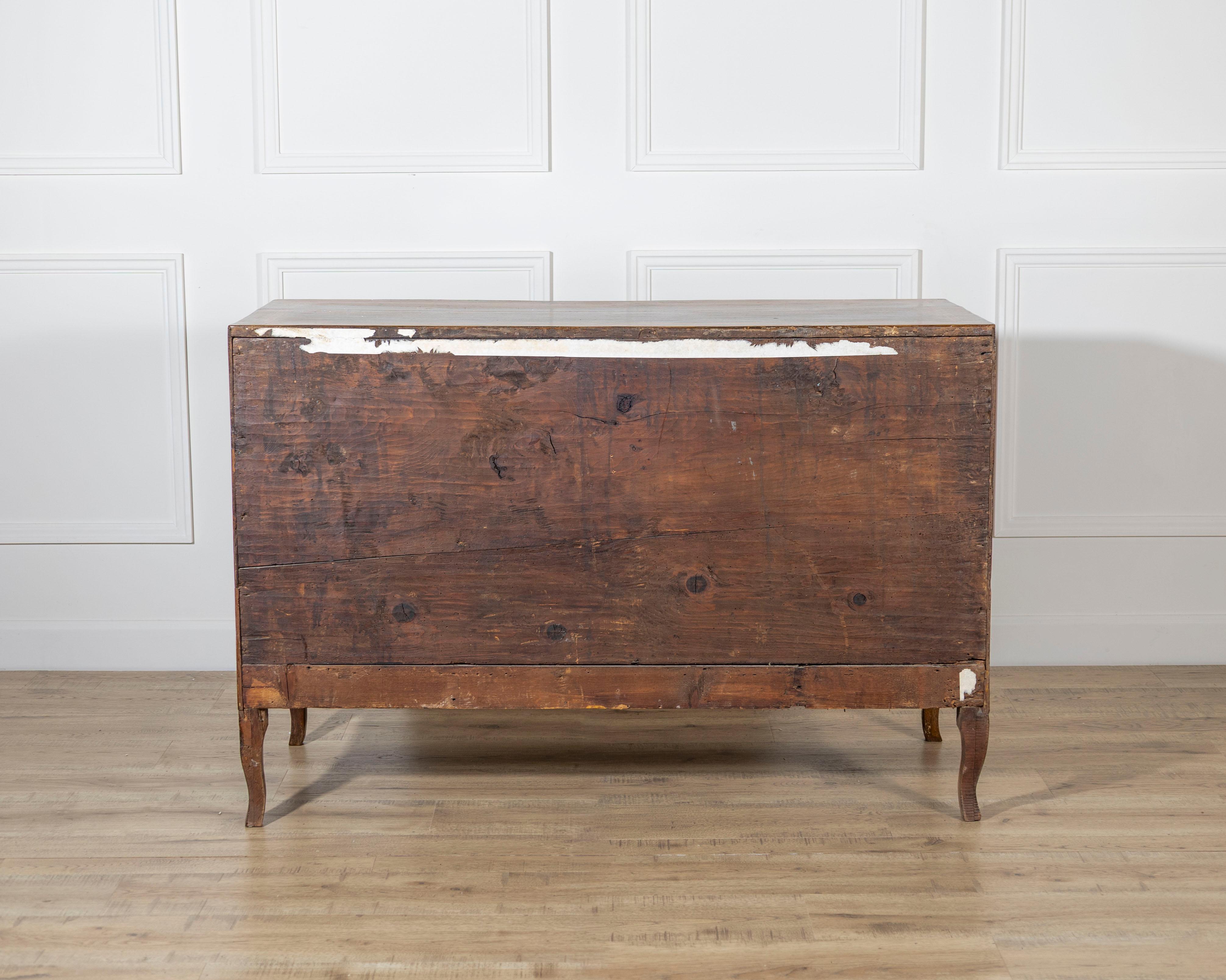 Venetian Louis XVI Chest of Drawers in Walnut, 18th Century For Sale 2