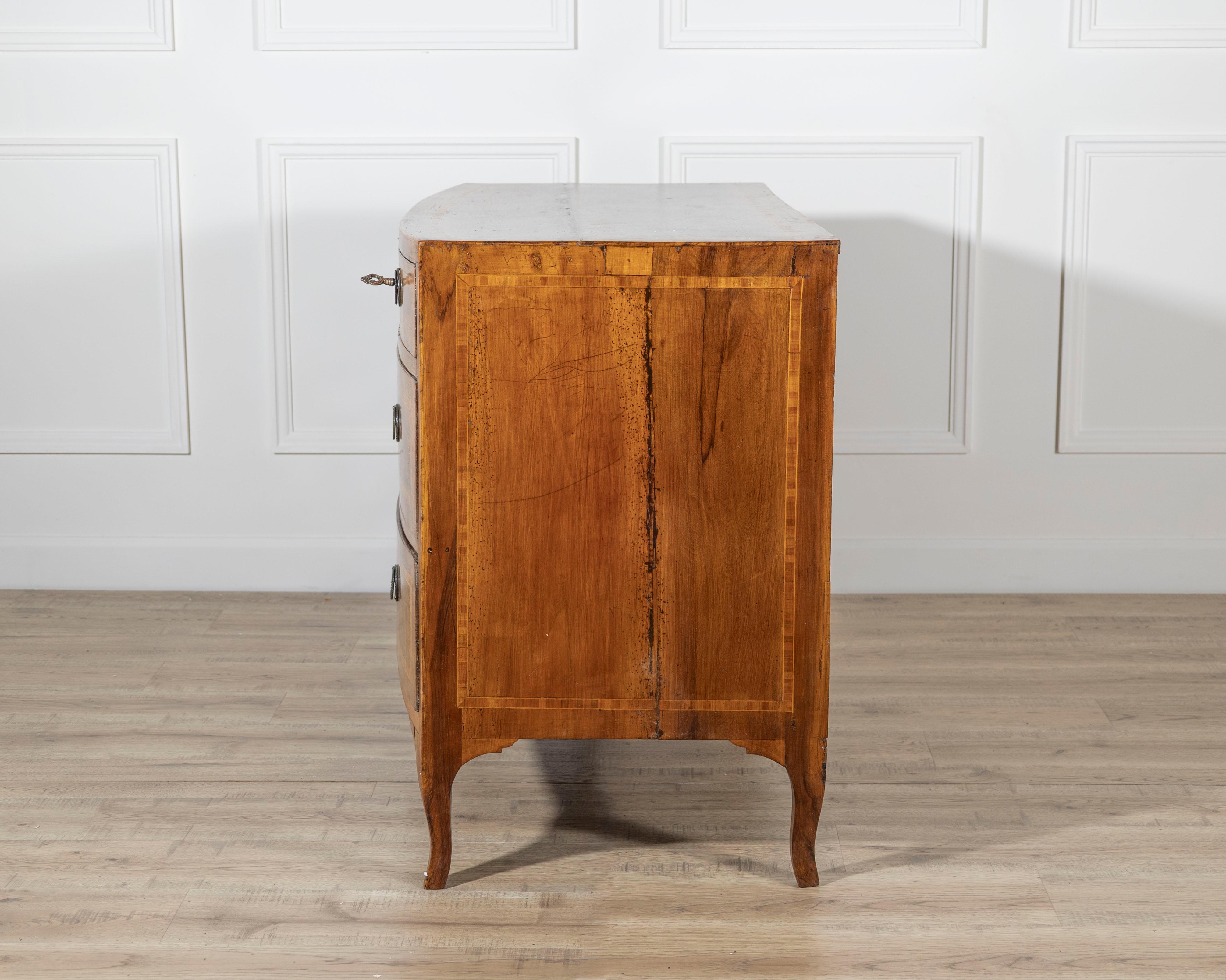 Venetian Louis XVI Chest of Drawers in Walnut, 18th Century For Sale 3