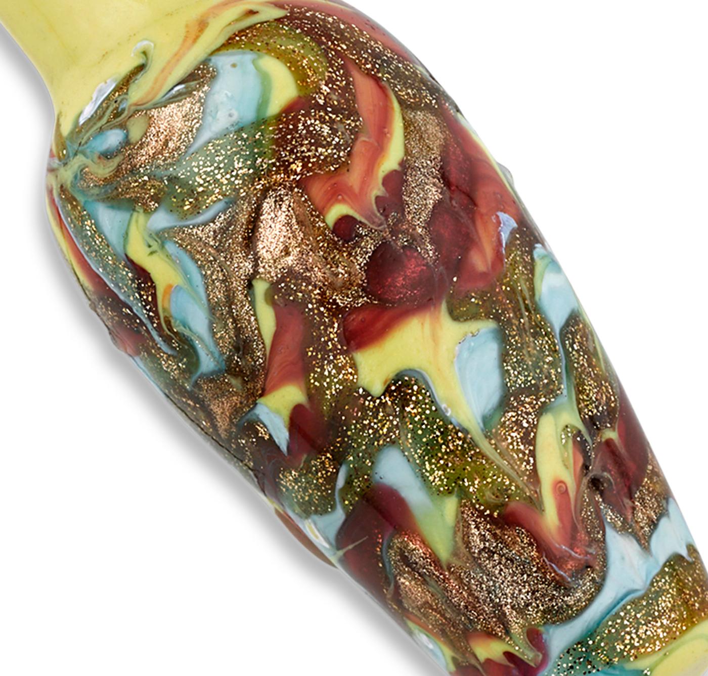 Fabriqué en verre vénitien, ce flacon de parfum exceptionnel affiche un motif marbré élaboré de rouges, jaunes, bleus et ors.

Fin du 19e siècle

Mesures : 3/4