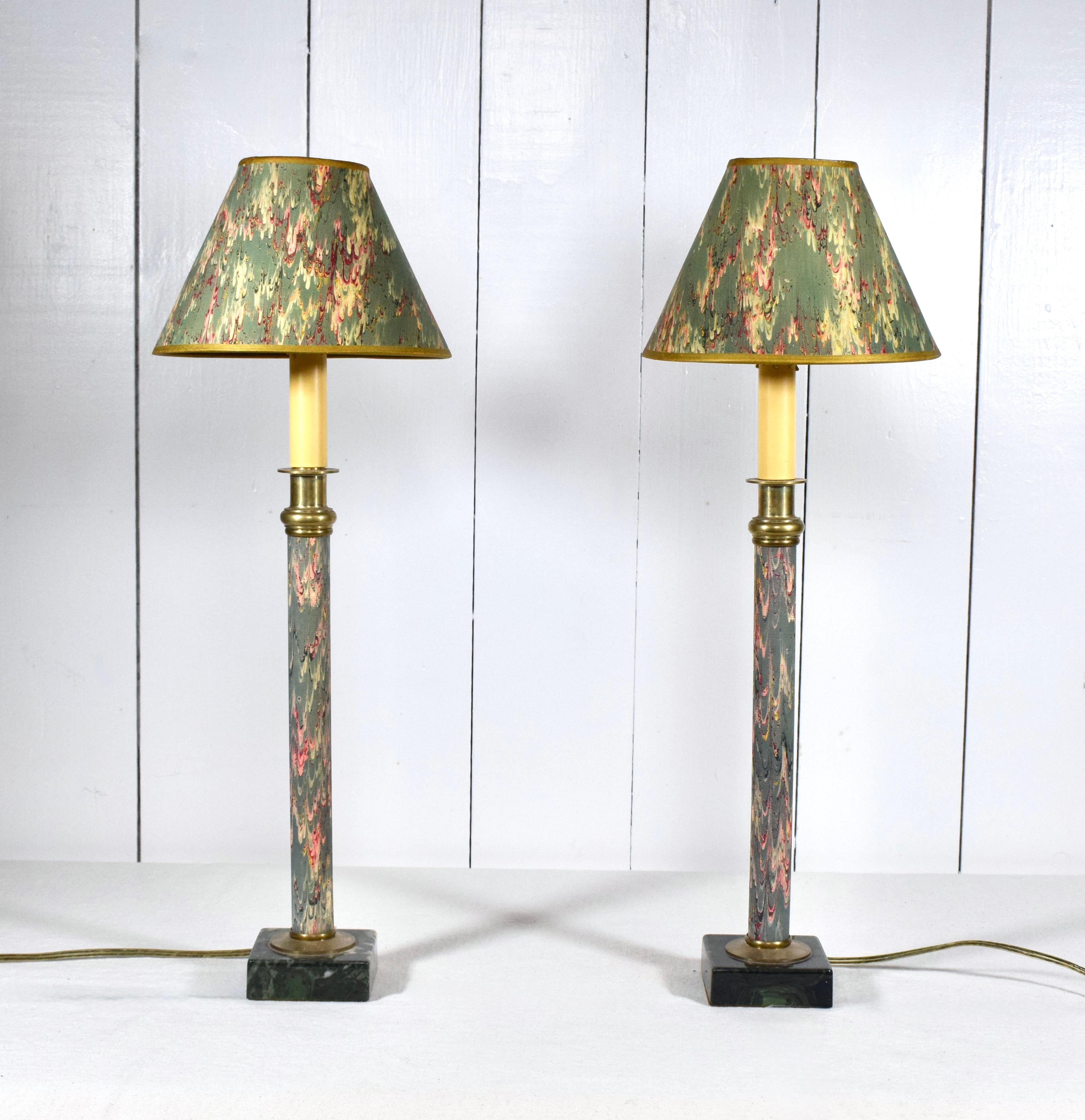 Pareja de candelabros venecianos con pantallas de pergamino marmolizado a mano y soportes denominados 