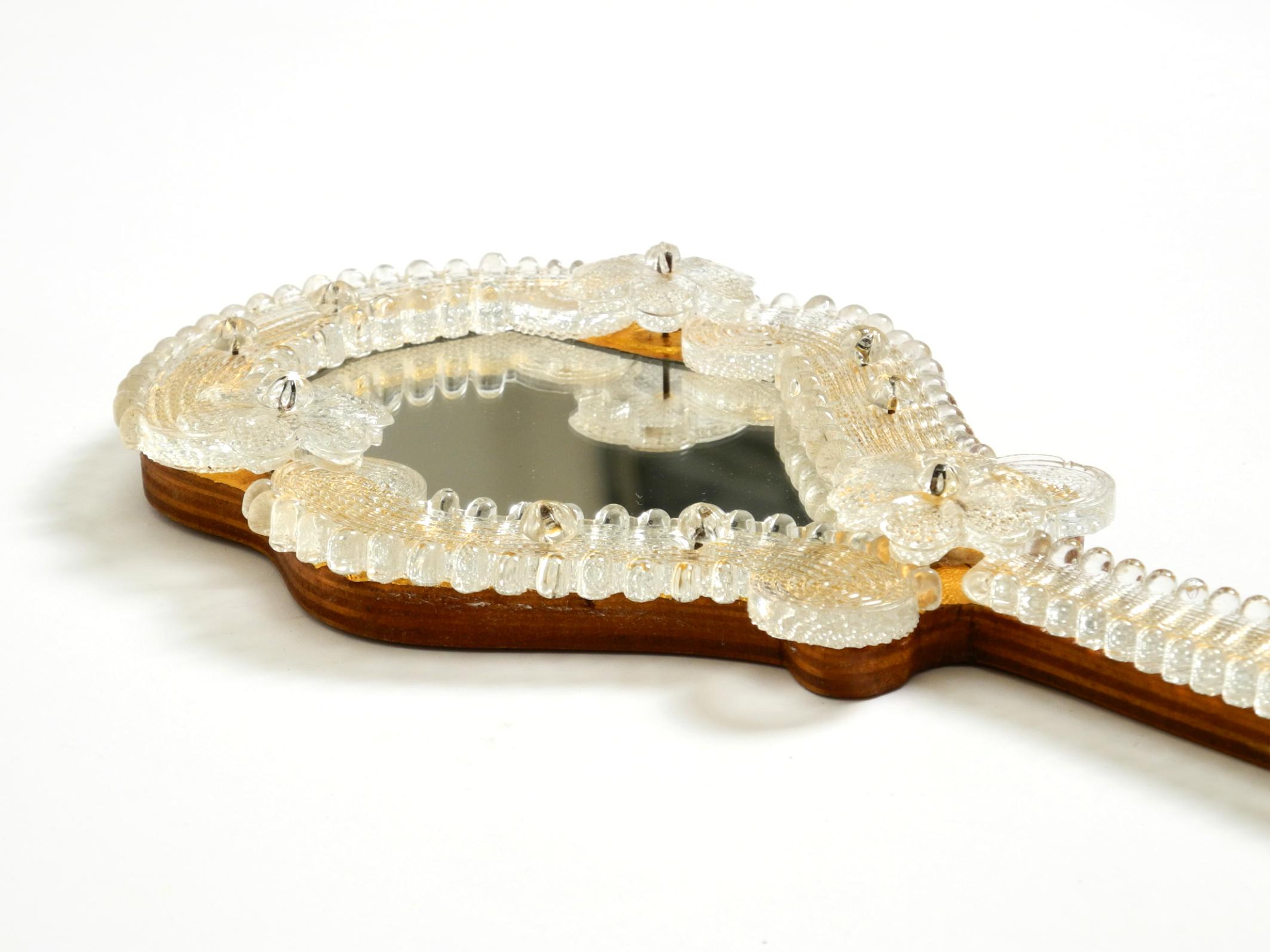 Metà XX secolo Specchio a mano o da parete in stile Mid-Century Modern veneziano con rosette in vetro di Murano in vendita