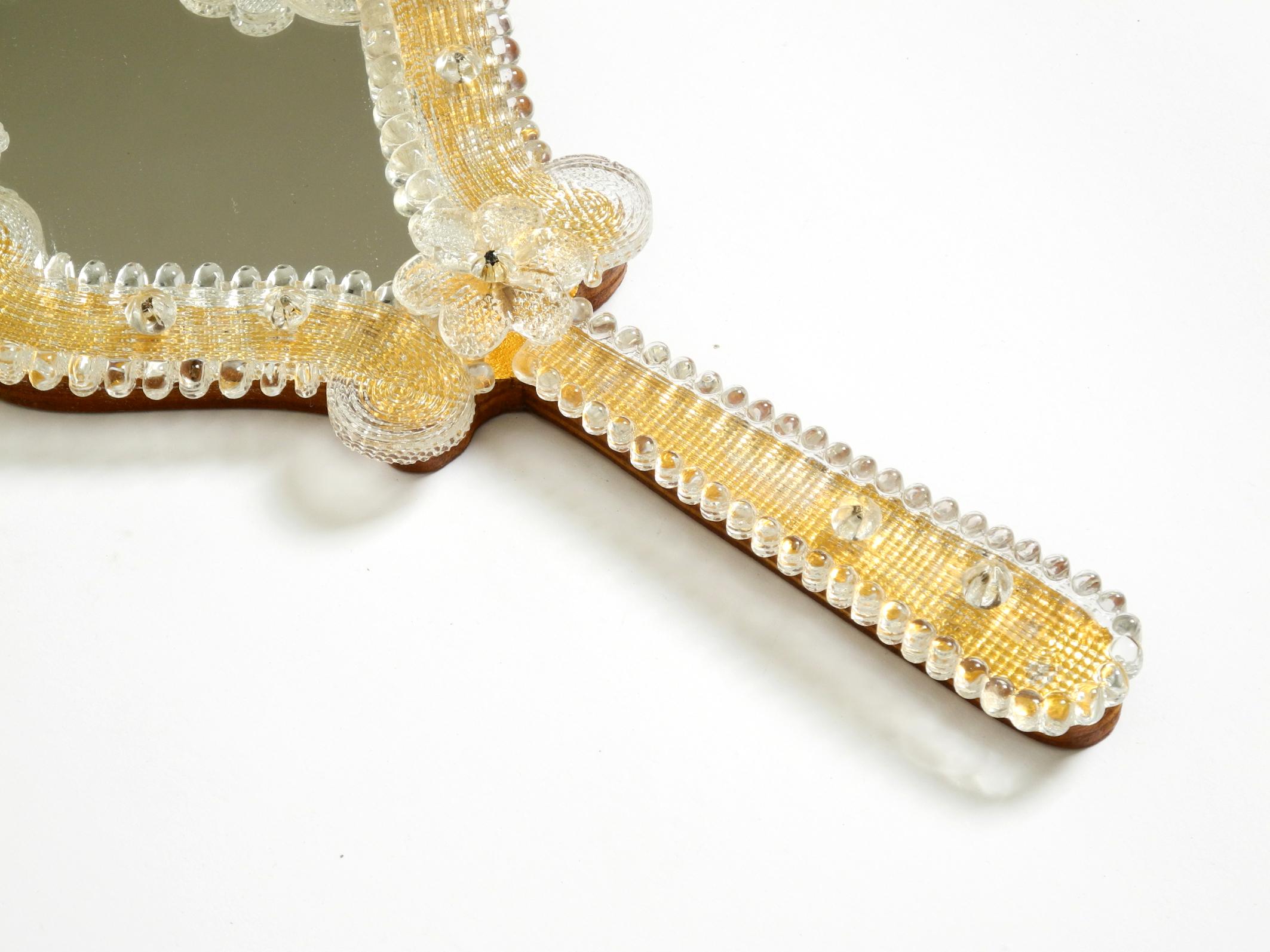 Specchio a mano o da parete in stile Mid-Century Modern veneziano con rosette in vetro di Murano in vendita 1