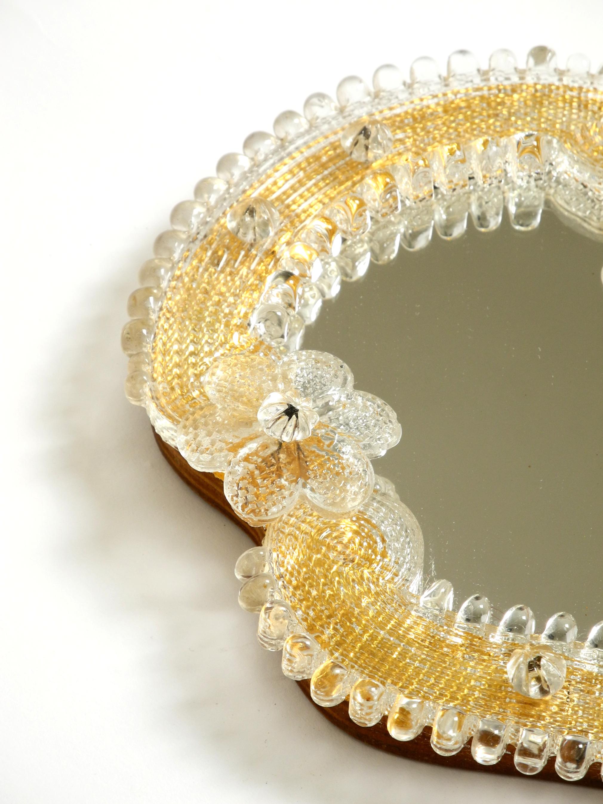 Specchio a mano o da parete in stile Mid-Century Modern veneziano con rosette in vetro di Murano in vendita 2