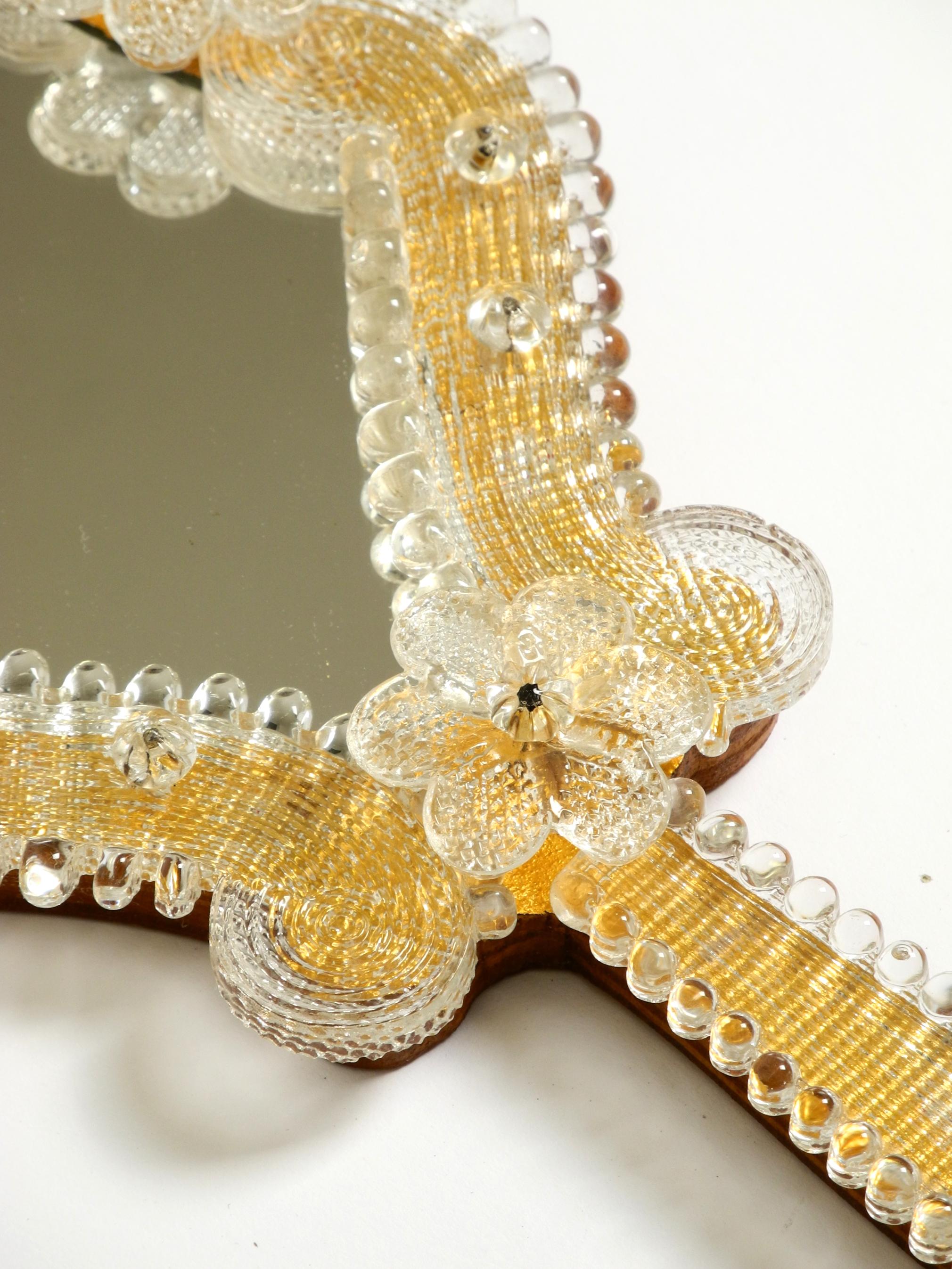 Specchio a mano o da parete in stile Mid-Century Modern veneziano con rosette in vetro di Murano in vendita 3