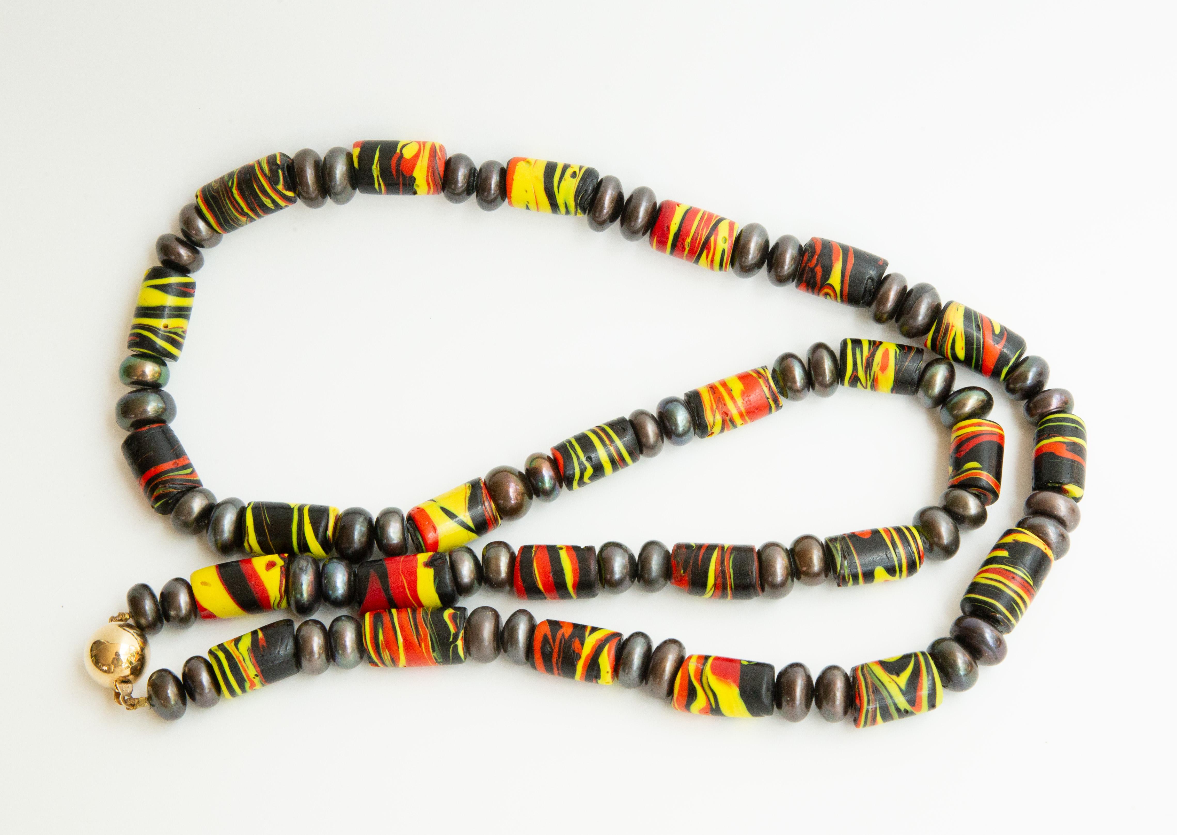 Moderne Collier de perles de verre Millefiori vénitien avec fermoir en or 14 carats en vente