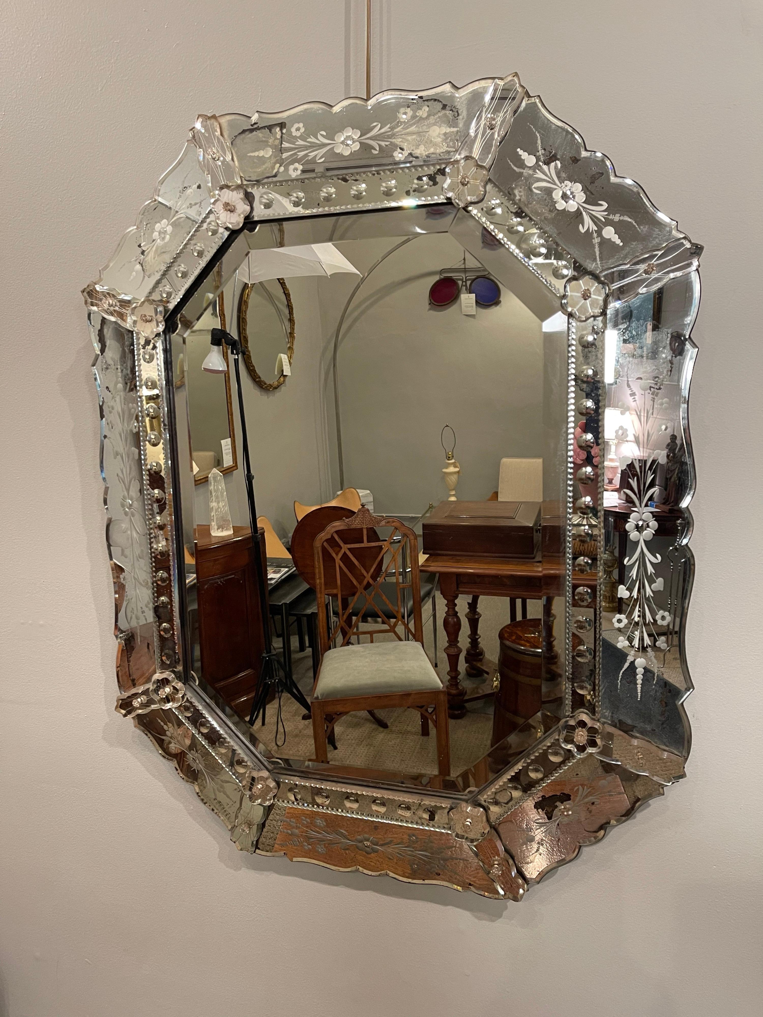 Kleiner venezianischer Spiegel, frühes 20. Jahrhundert, mit abgeschrägter zentraler Spiegelplatte, umgeben von geätzten und versilberten Seitenteilen, die mit Rosetten befestigt sind.