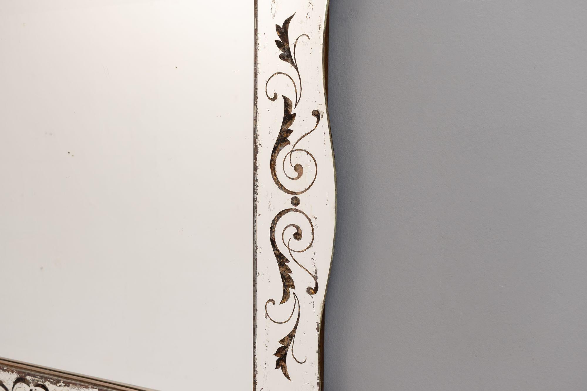 Venetian style mirror with shaped and decorative edge panels. Circa 1930

H 65cm x W 83cm x D 4cm