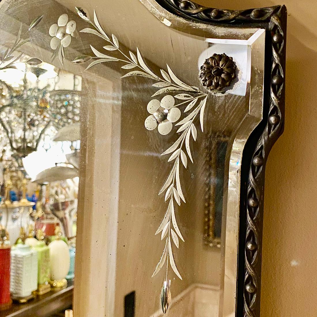 Venetian Mirror In Good Condition For Sale In New York, NY