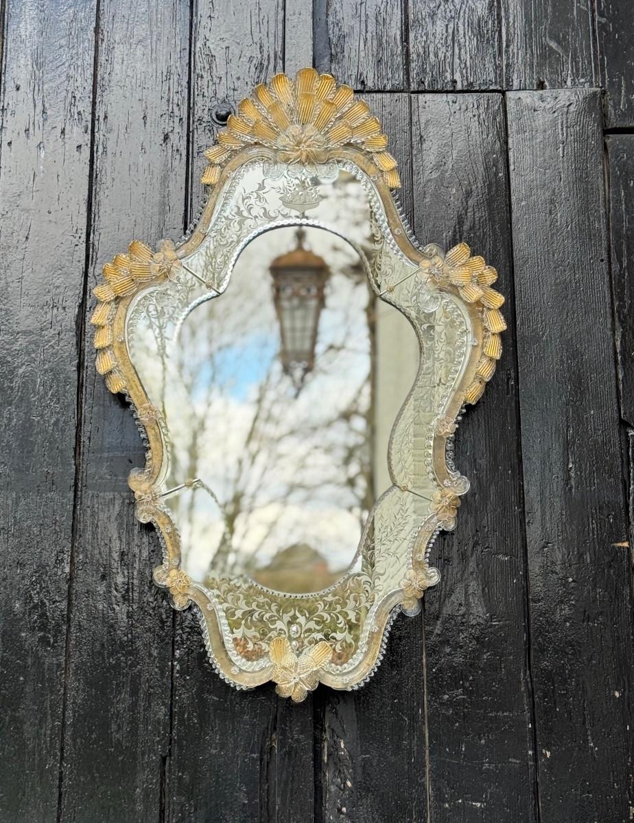 Louis XV Miroir vénitien en verre de Murano doré d'or fin, gravé, vers 19 en vente