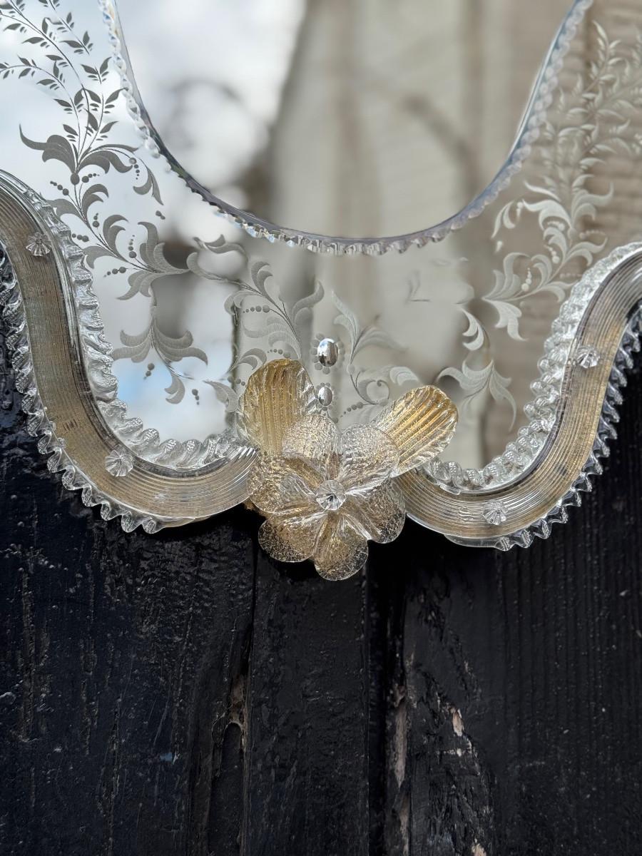 Français Miroir vénitien en verre de Murano doré d'or fin, gravé, vers 19 en vente