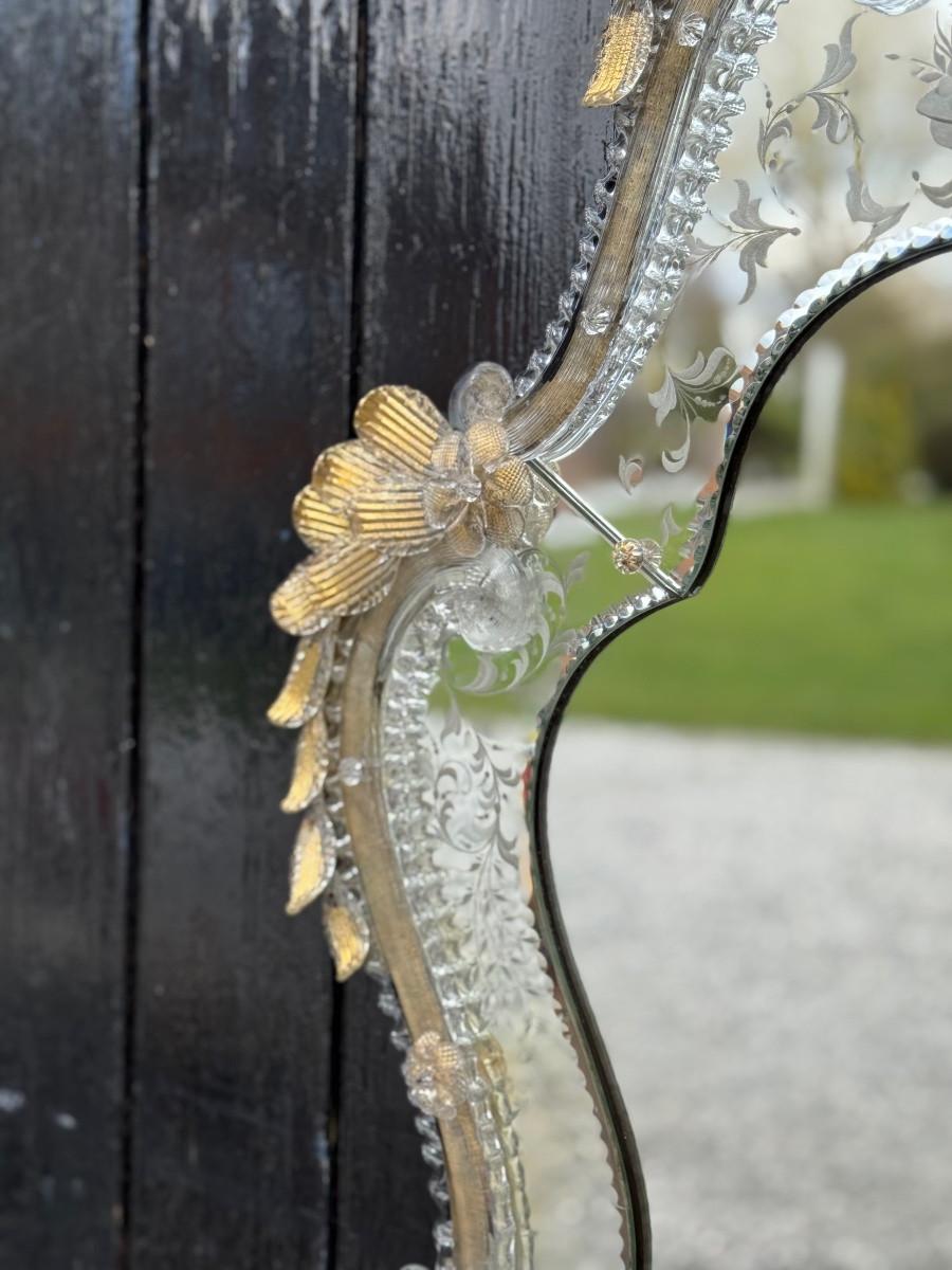Verre Miroir vénitien en verre de Murano doré d'or fin, gravé, vers 19 en vente