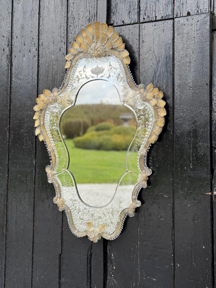 Miroir vénitien en verre de Murano doré d'or fin, gravé, vers 19 en vente 1