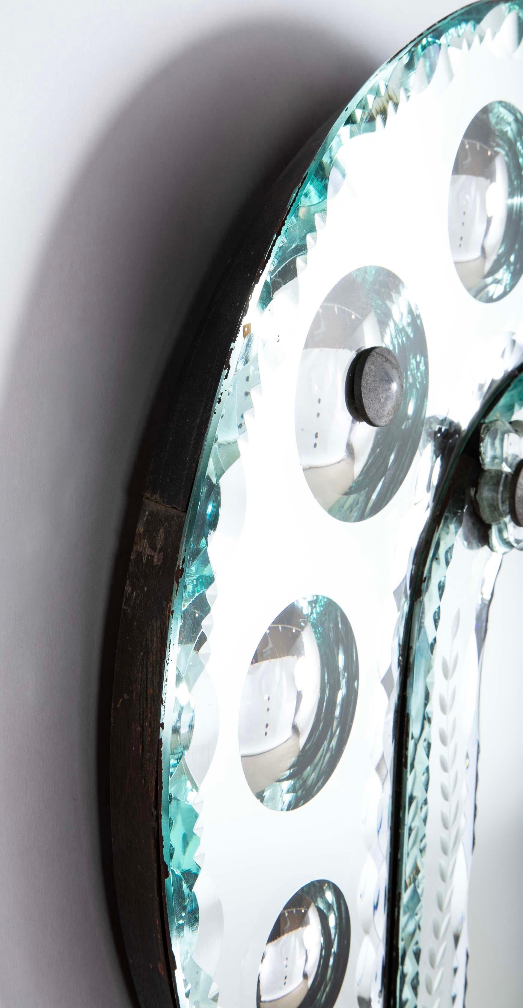 Specchio veneziano con decorazione in vetro convesso e acidato, Circa 1950 in vendita 3