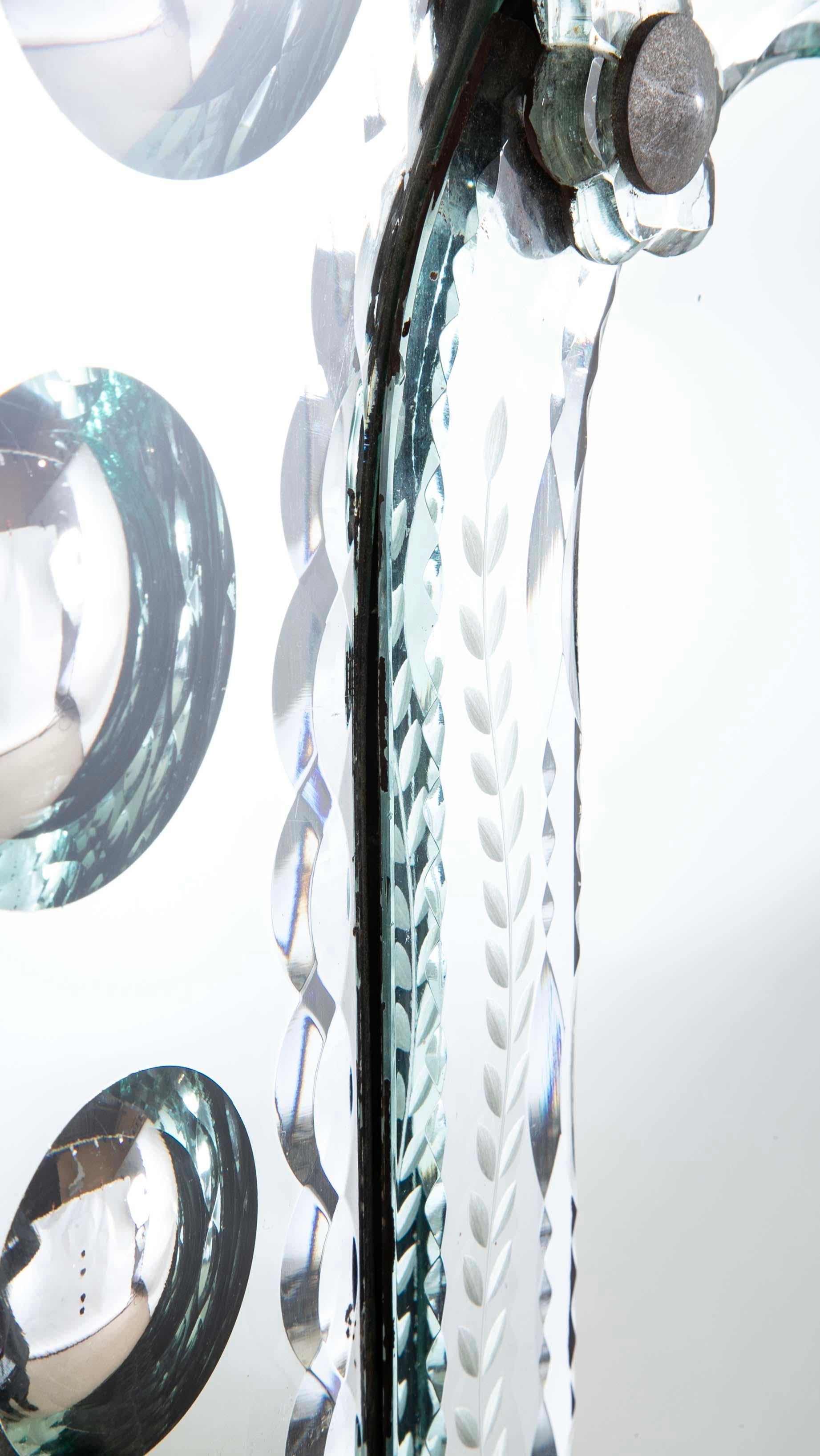 Specchio veneziano con decorazione in vetro convesso e acidato, Circa 1950 in vendita 4