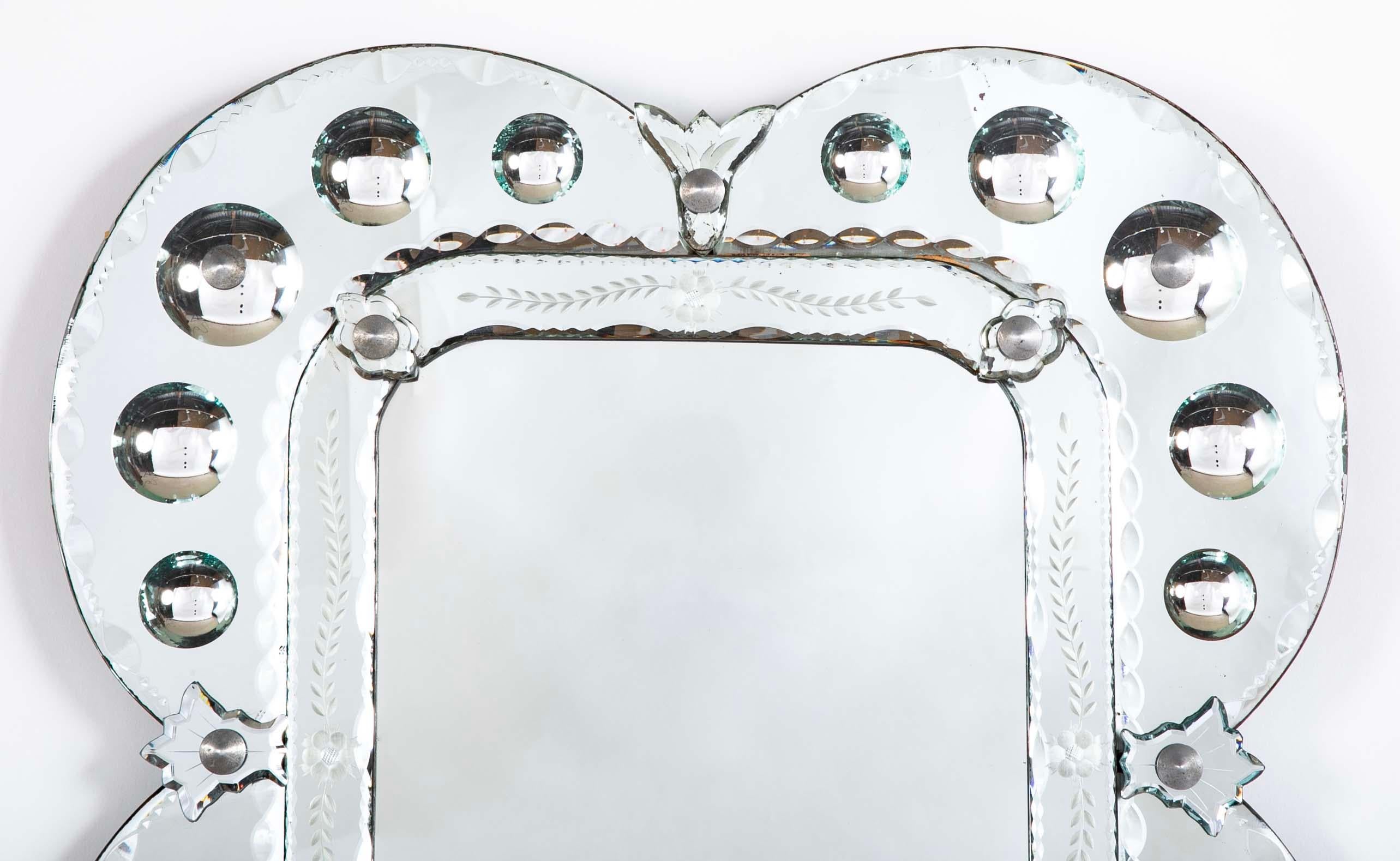 Mid-Century moderno Specchio veneziano con decorazione in vetro convesso e acidato, Circa 1950 in vendita