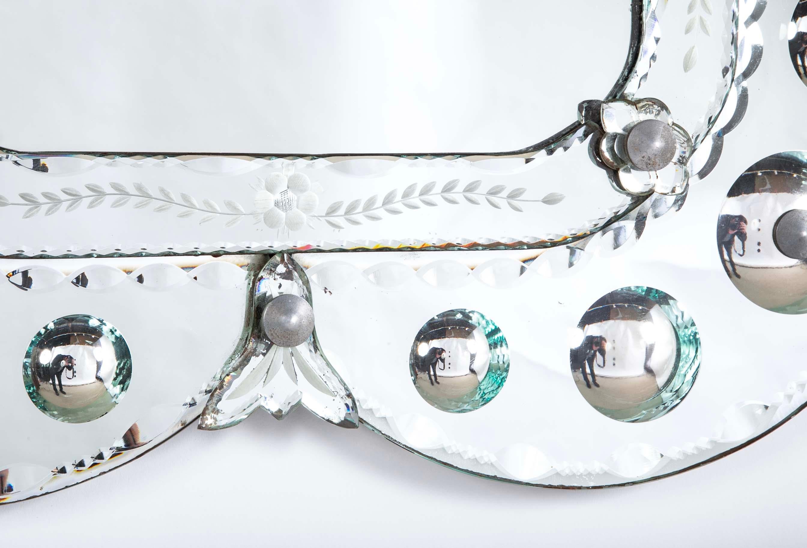 Italiano Specchio veneziano con decorazione in vetro convesso e acidato, Circa 1950 in vendita