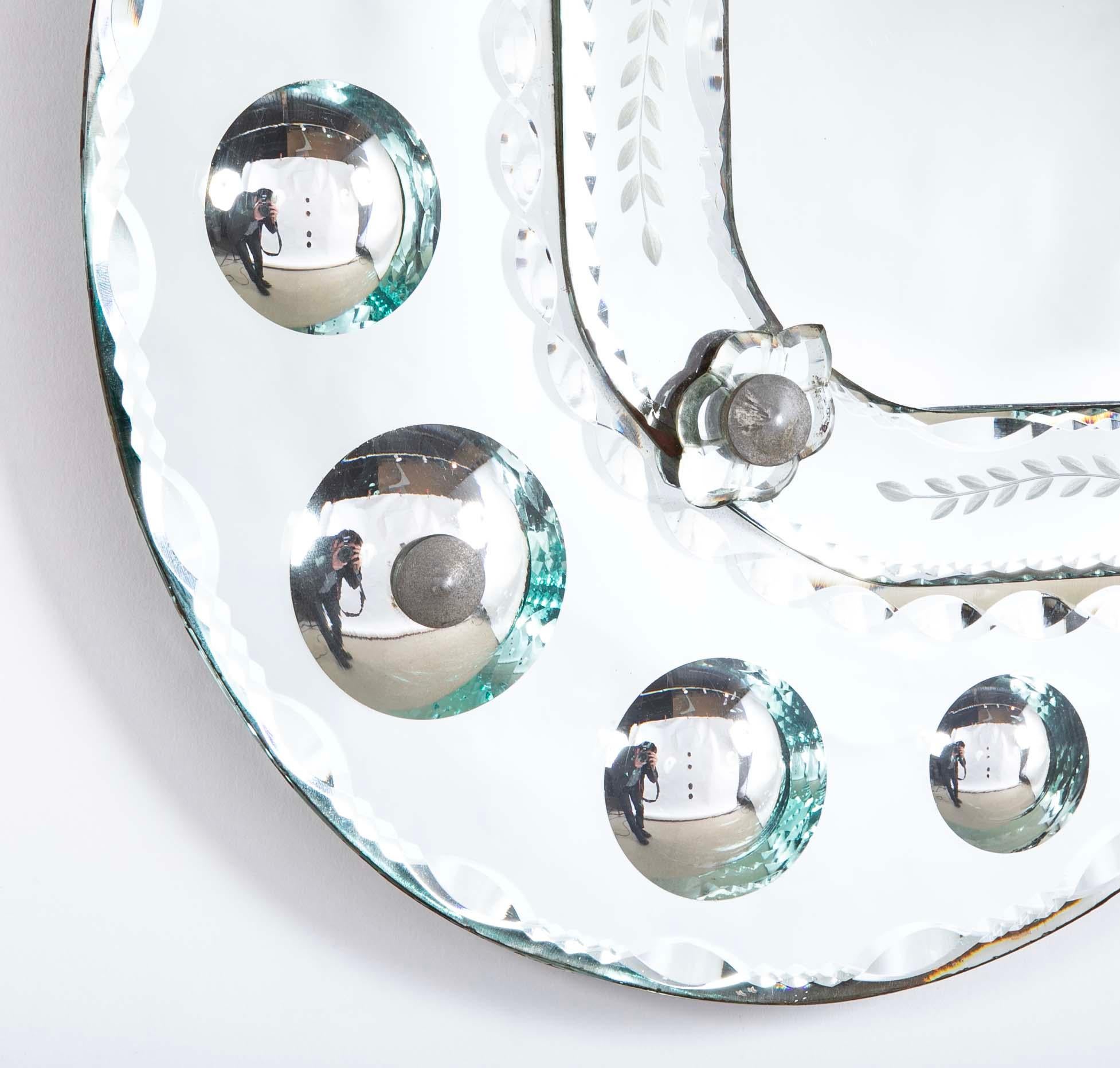 Specchio veneziano con decorazione in vetro convesso e acidato, Circa 1950 In condizioni buone in vendita a Stamford, CT