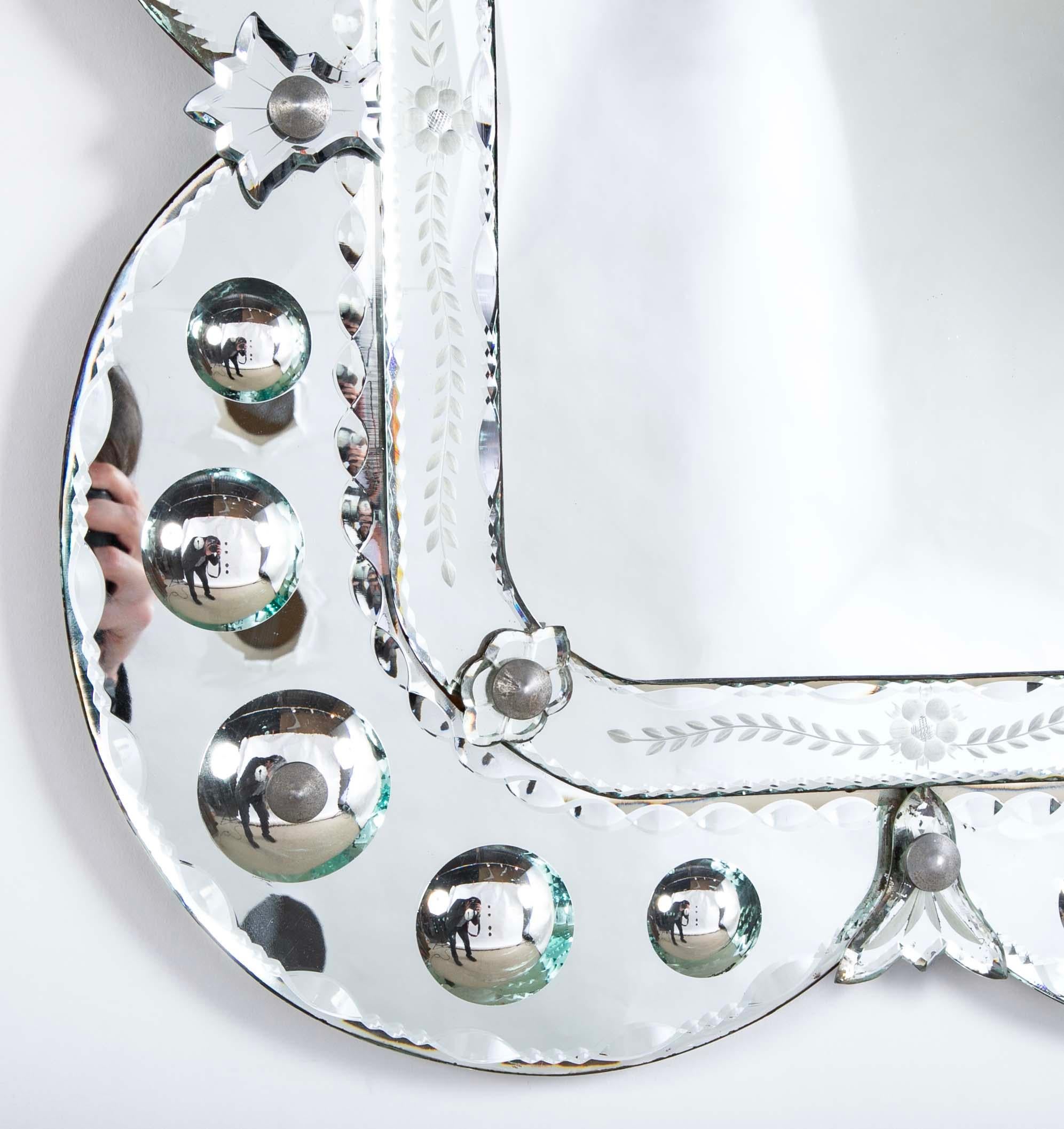 XX secolo Specchio veneziano con decorazione in vetro convesso e acidato, Circa 1950 in vendita