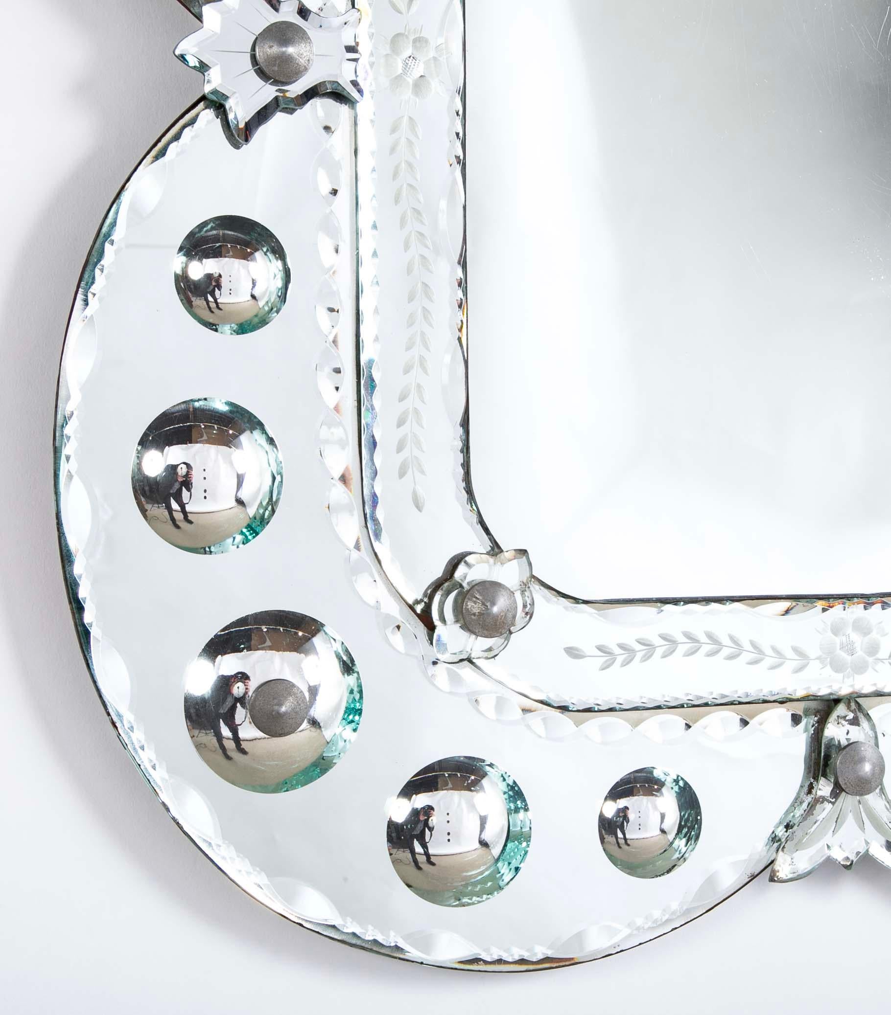 Vetro Specchio veneziano con decorazione in vetro convesso e acidato, Circa 1950 in vendita