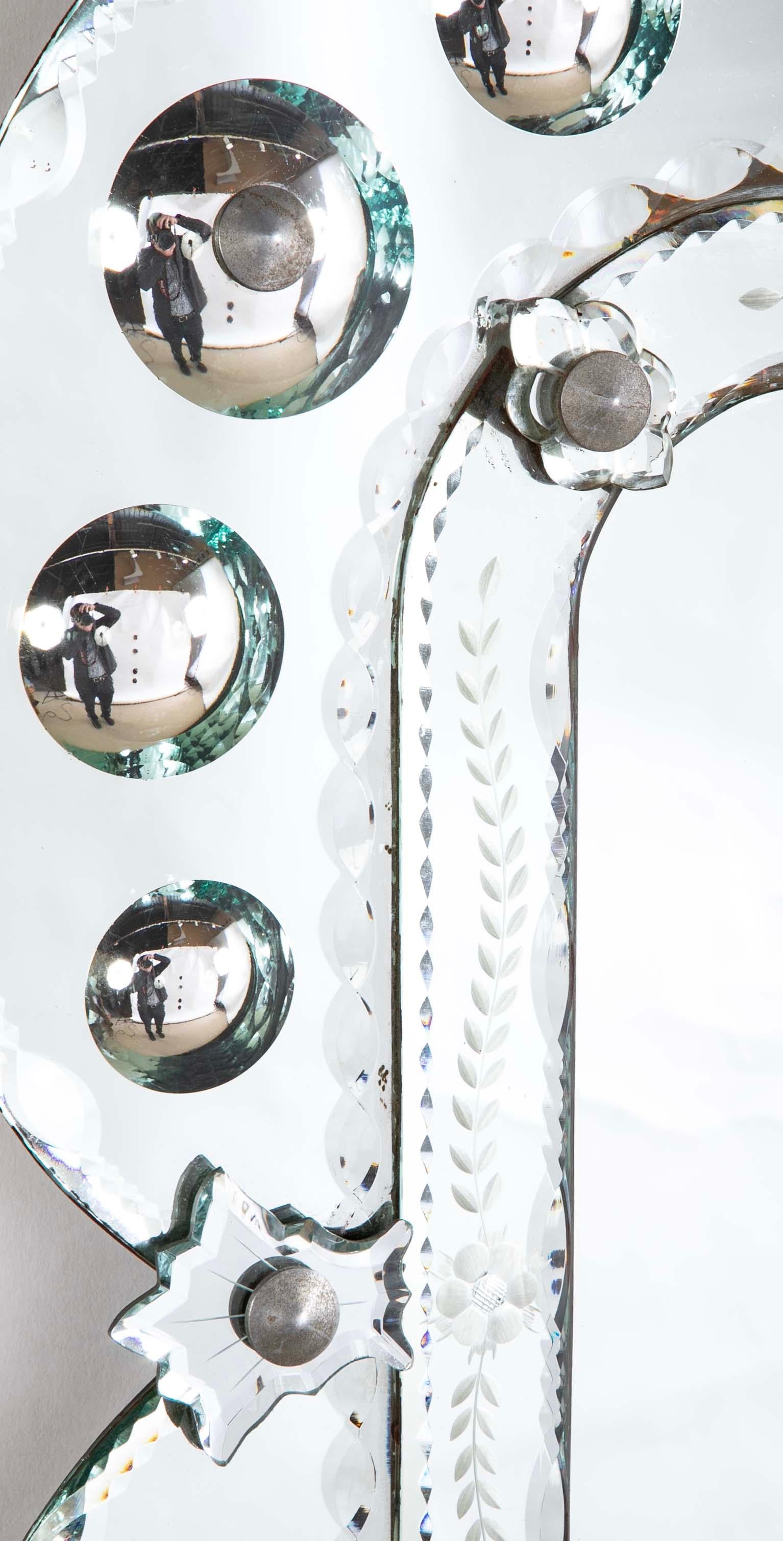 Specchio veneziano con decorazione in vetro convesso e acidato, Circa 1950 in vendita 1