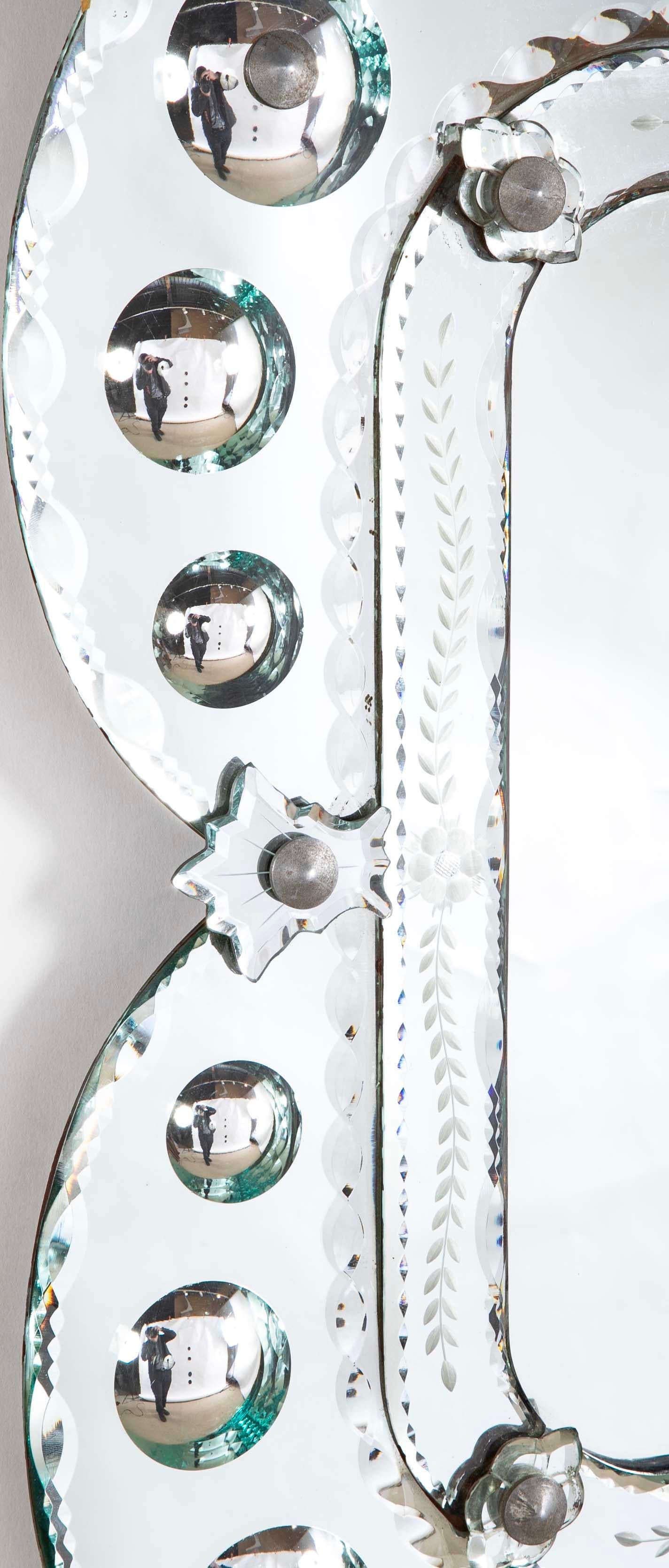 Specchio veneziano con decorazione in vetro convesso e acidato, Circa 1950 in vendita 2