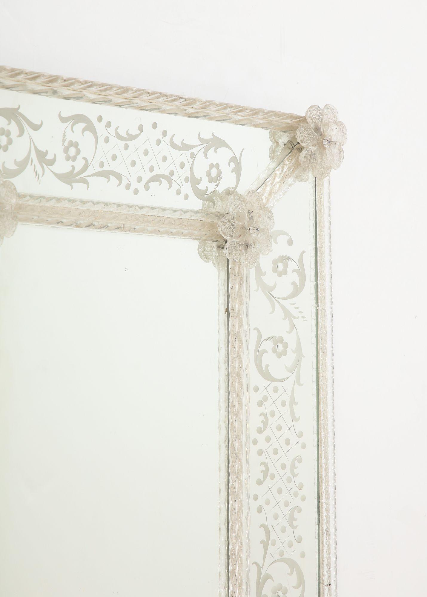 Miroir français de Veronese avec gravure et cadre torsadé Bon état - En vente à New York, NY