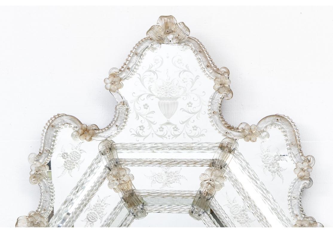 Ein großer und beeindruckender venezianischer Spiegel mit hervorragender Form und geätztem Design. Bitte studieren Sie die Detailfotos, da es Blumenblatt, Pin, und andere Verluste, die wir empfehlen, für die Restaurierung, obwohl der Spiegel noch