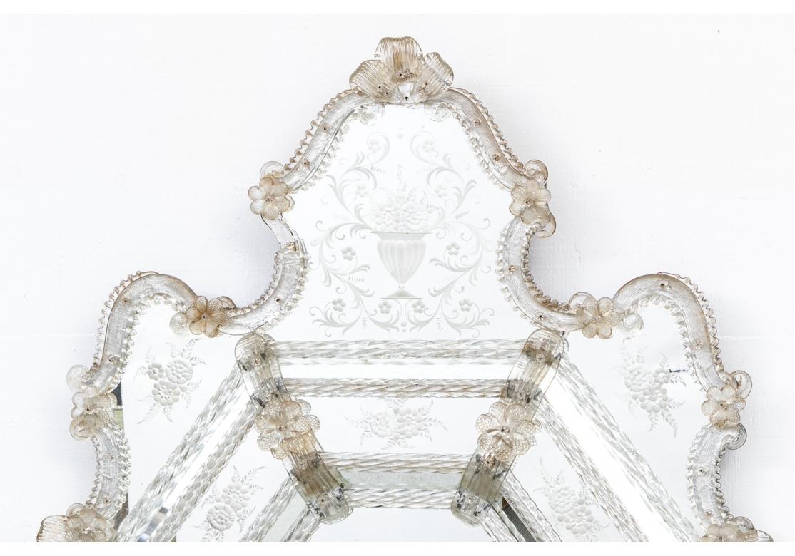 Un gran e impresionante espejo veneciano de forma soberbia y diseño grabado. Estudia las fotos de detalle, ya que hay pérdidas de pétalos de flores, alfileres y otros elementos cuya restauración recomendamos, aunque el espejo sigue presentando un
