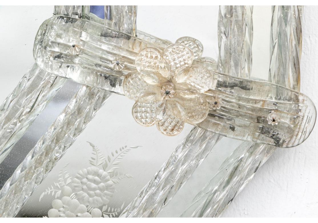 Espejo veneciano con paneles decorados grabados para restaurar mediados del siglo XX en venta