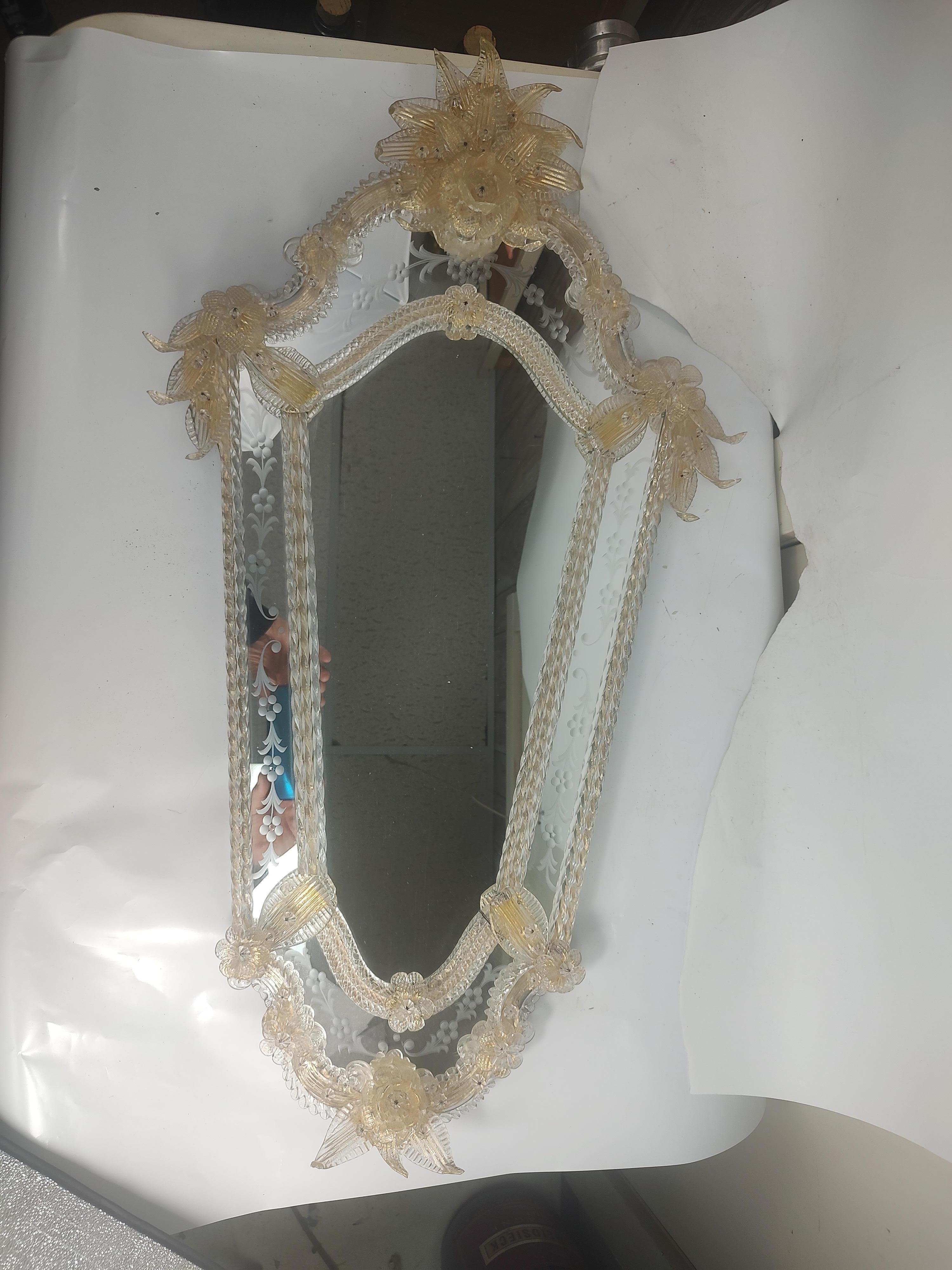 Miroir vénitien avec feuilles et fleurons gravés à la main en vente 2