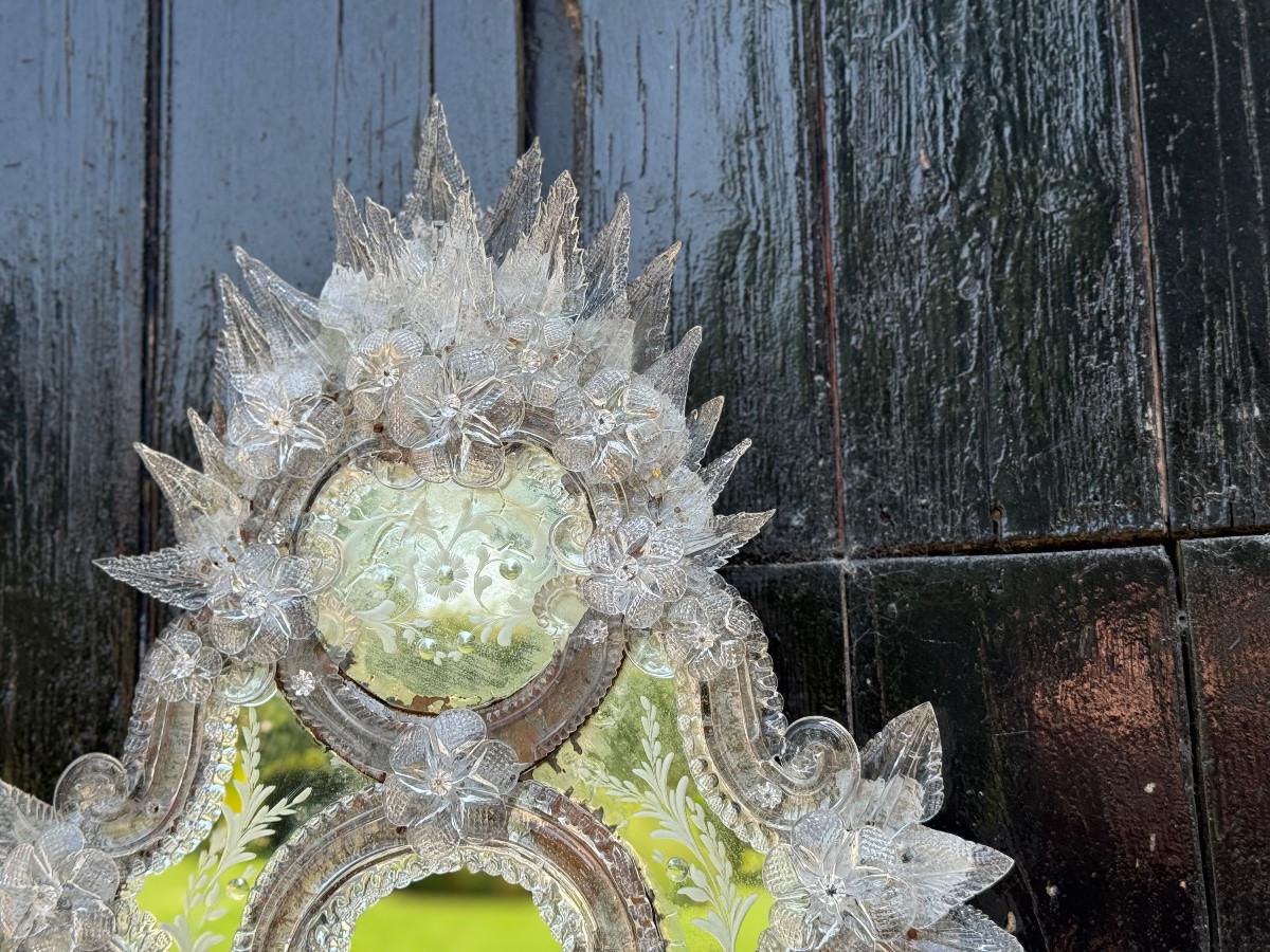 Venetian mirror with scalloped edges, made of colourless Murano glass, circa 188 For Sale 3
