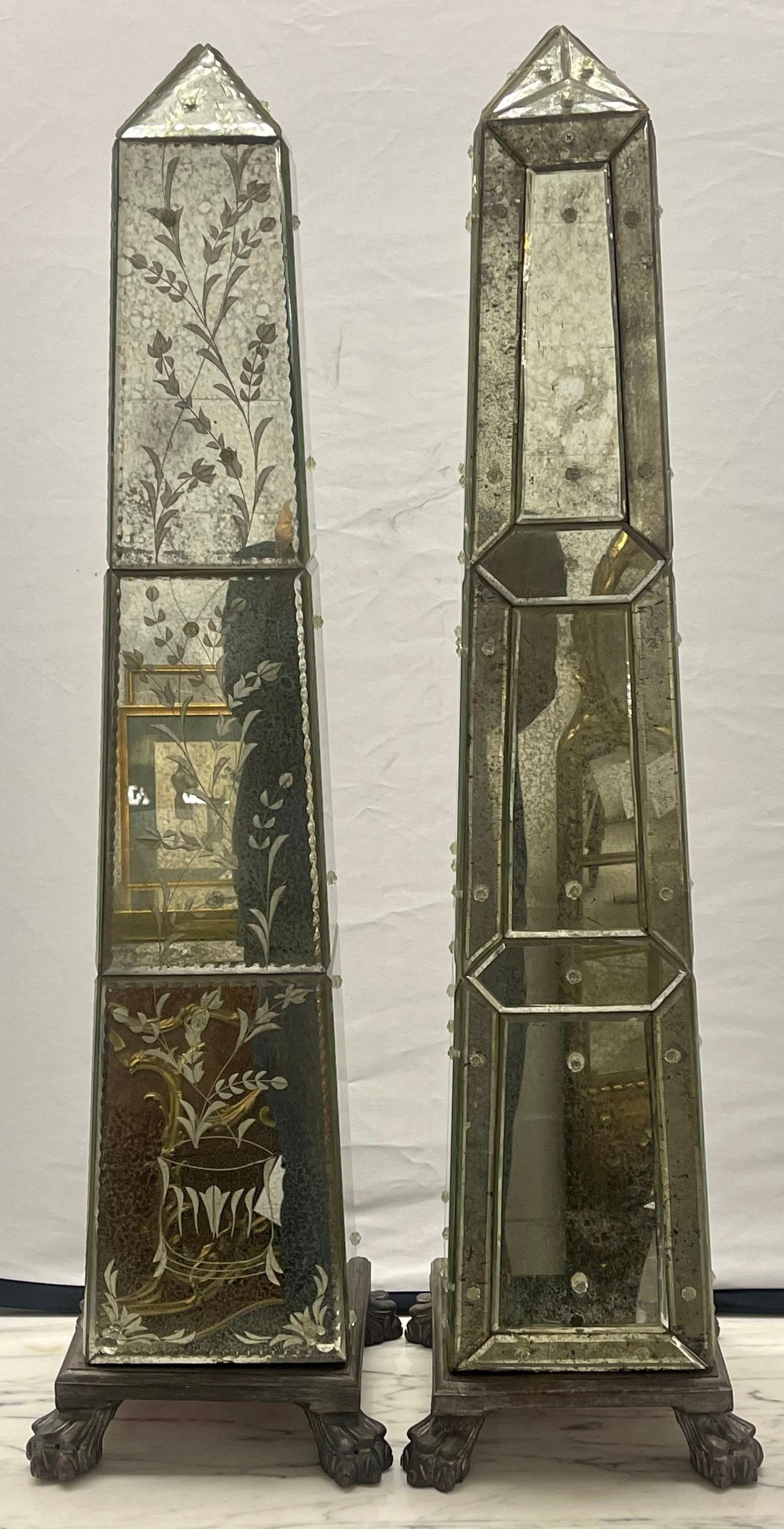 Ein verspiegelter venezianischer Obelisk. Mit 12 geätzten Glaspaneelen an vier Seiten. Das Ganze steht auf einem hölzernen Klauenfußsockel. Einer von einem kompatiblen Paar. Der Preis gilt nur für eine Person.
