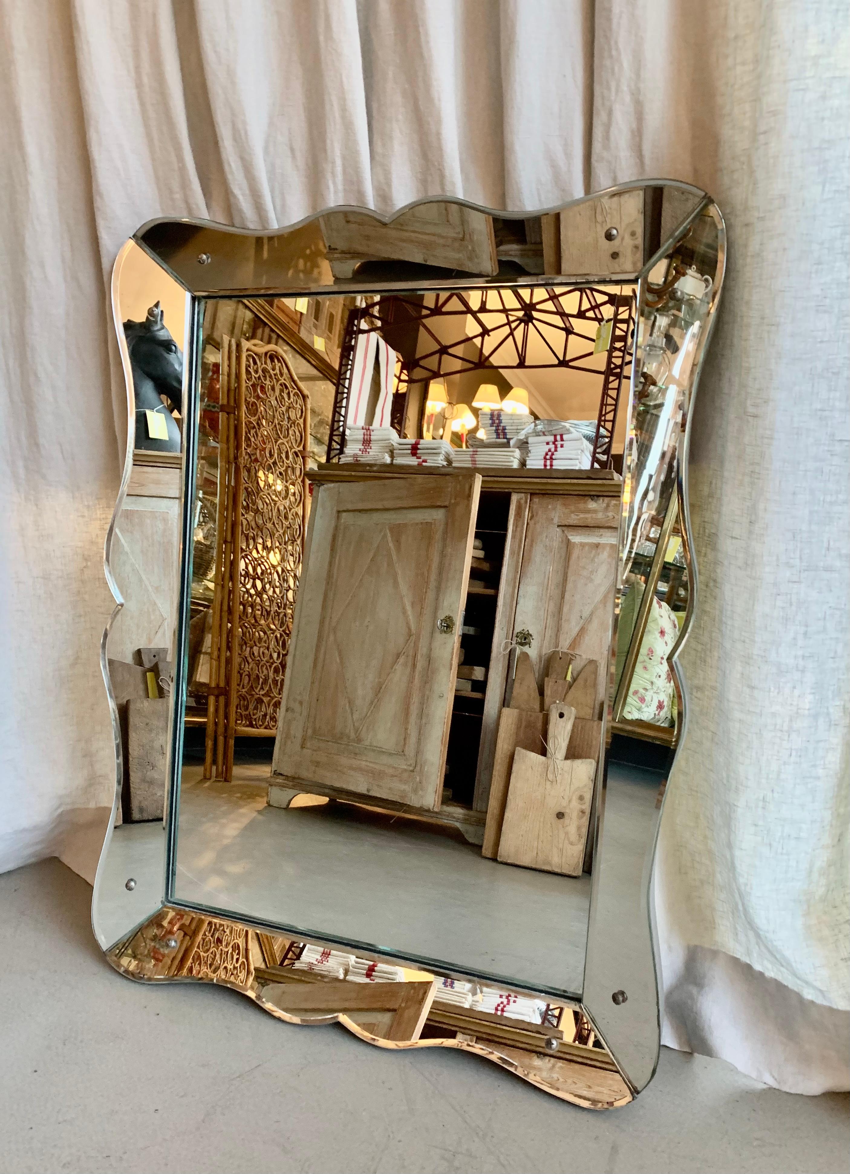 Elegant French vintage mirror with lovely wavy mirror frame - Flamboyant and simple at the same time!