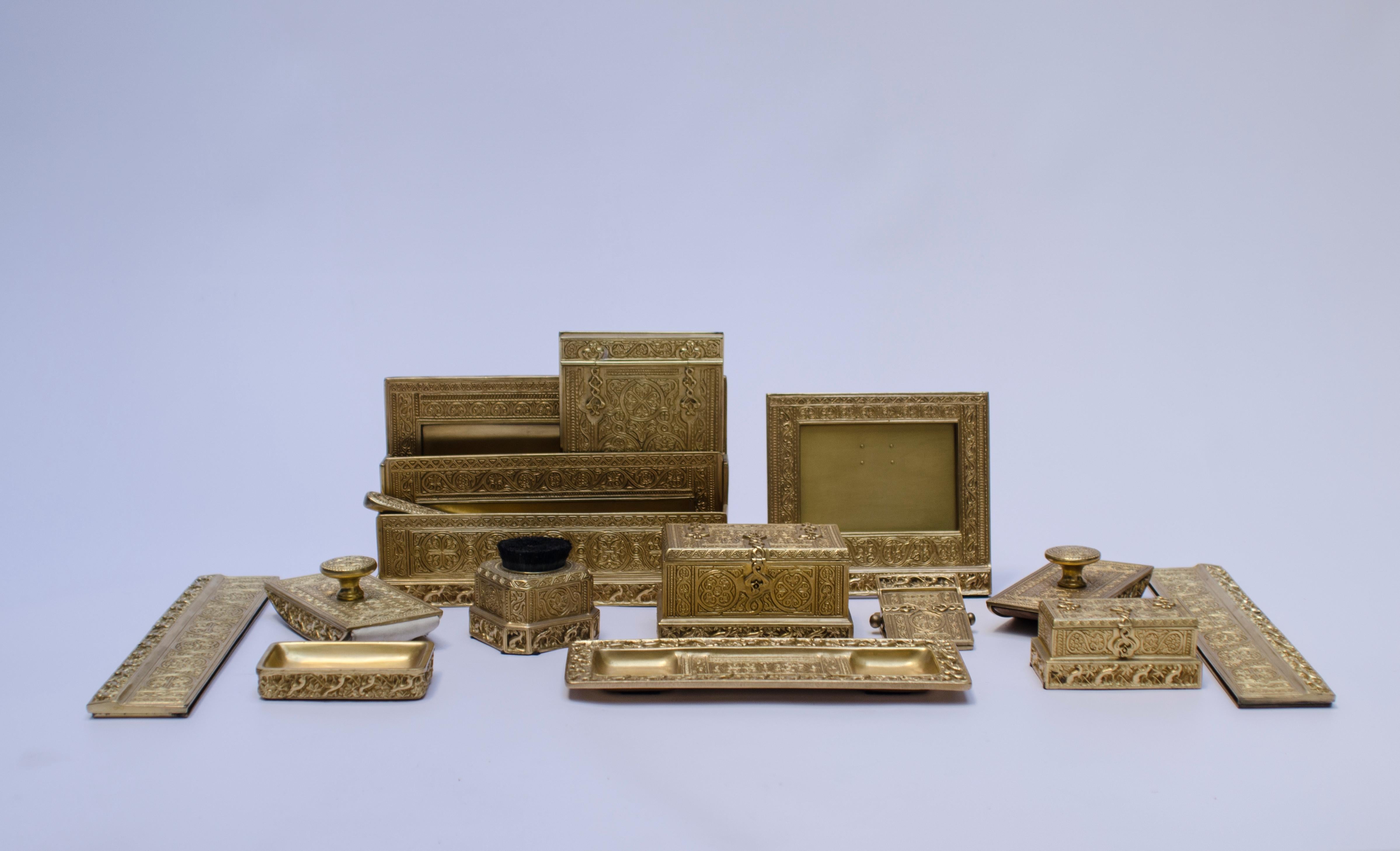 Schreibtischgarnitur aus vergoldeter Bronze (Ormolu), bestehend aus 14 