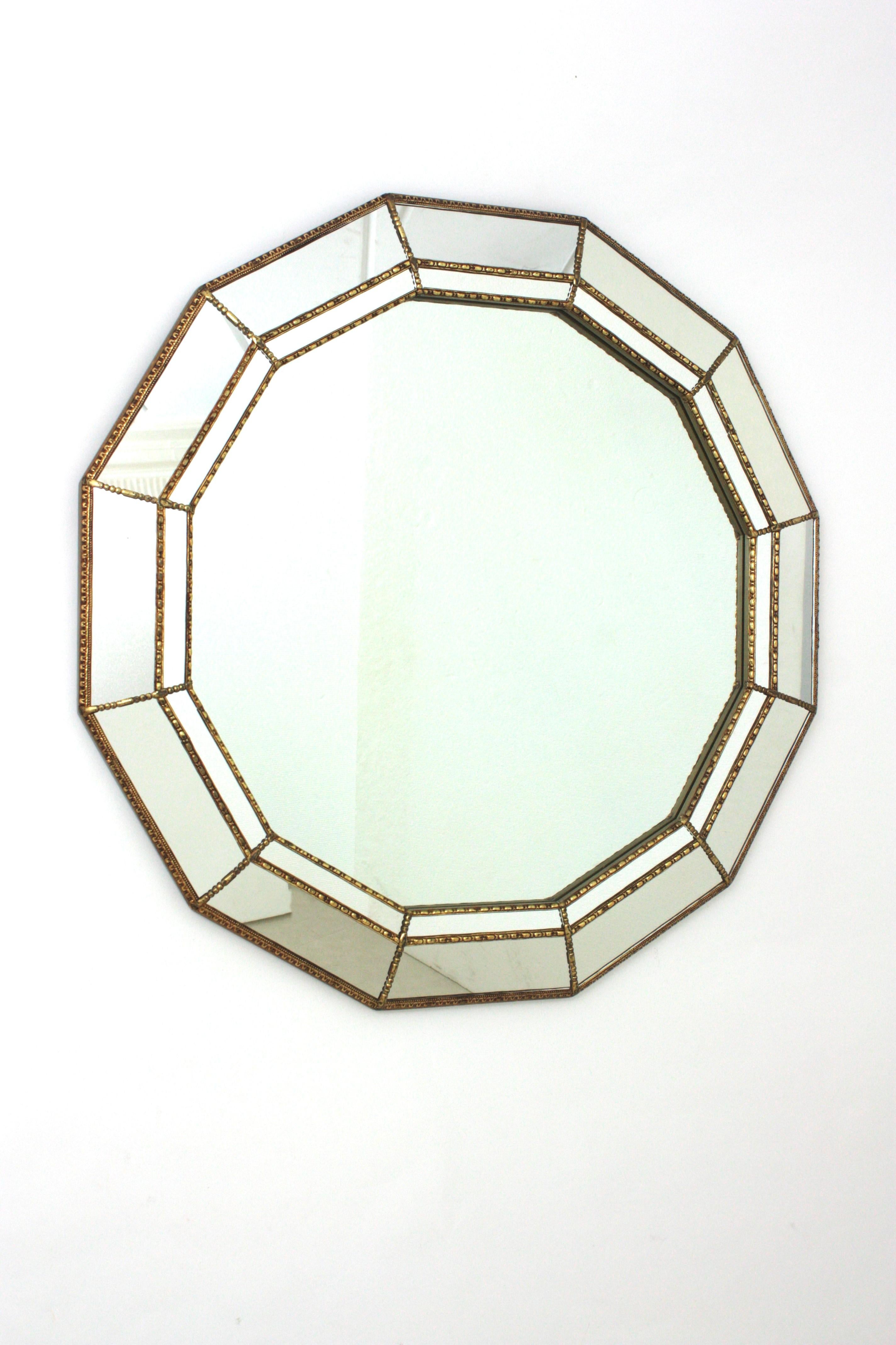 Miroir dodécagonal du milieu du siècle en laiton et verre
Miroir mural à 12 faces de style vénitien avec accents en métal doré, fabriqué en Espagne, années 1950-1960
Ce miroir dodécagonal accrocheur présente un double cadre composé d'une épaisse