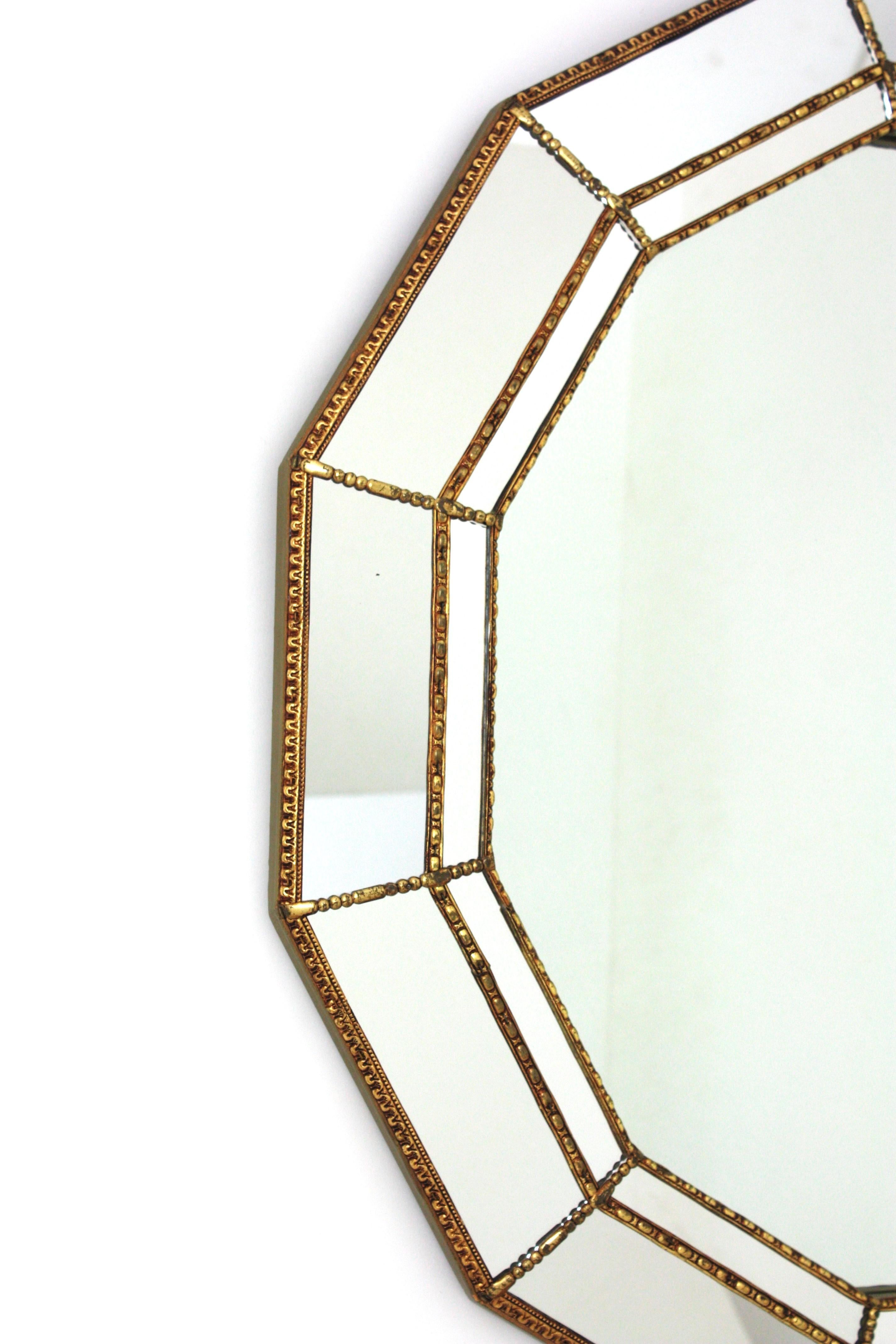 Espagnol Miroir mural dodécagonal moderne vénitien avec détails en laiton, années 1960 en vente