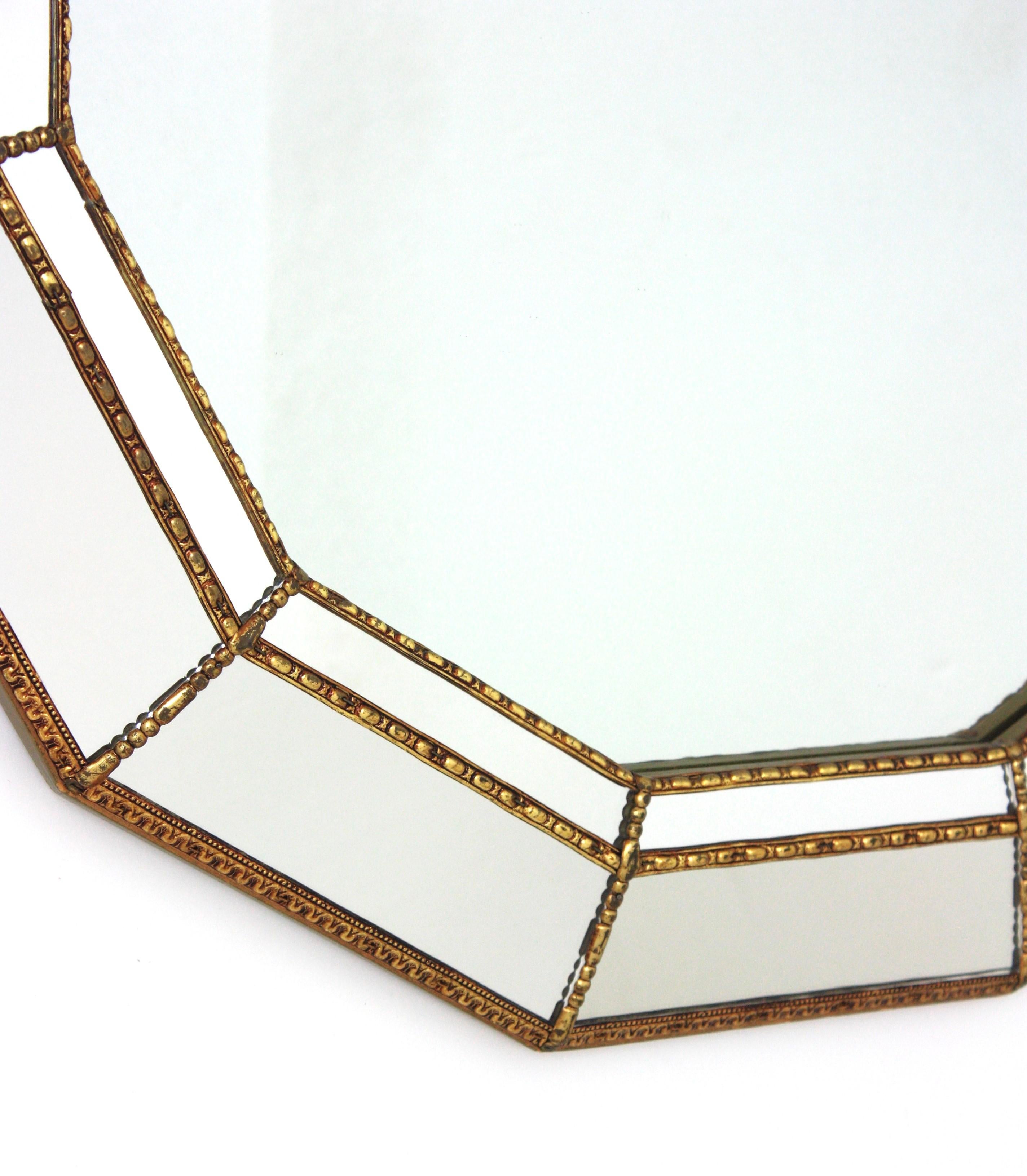 Fait main Miroir mural dodécagonal moderne vénitien avec détails en laiton, années 1960 en vente
