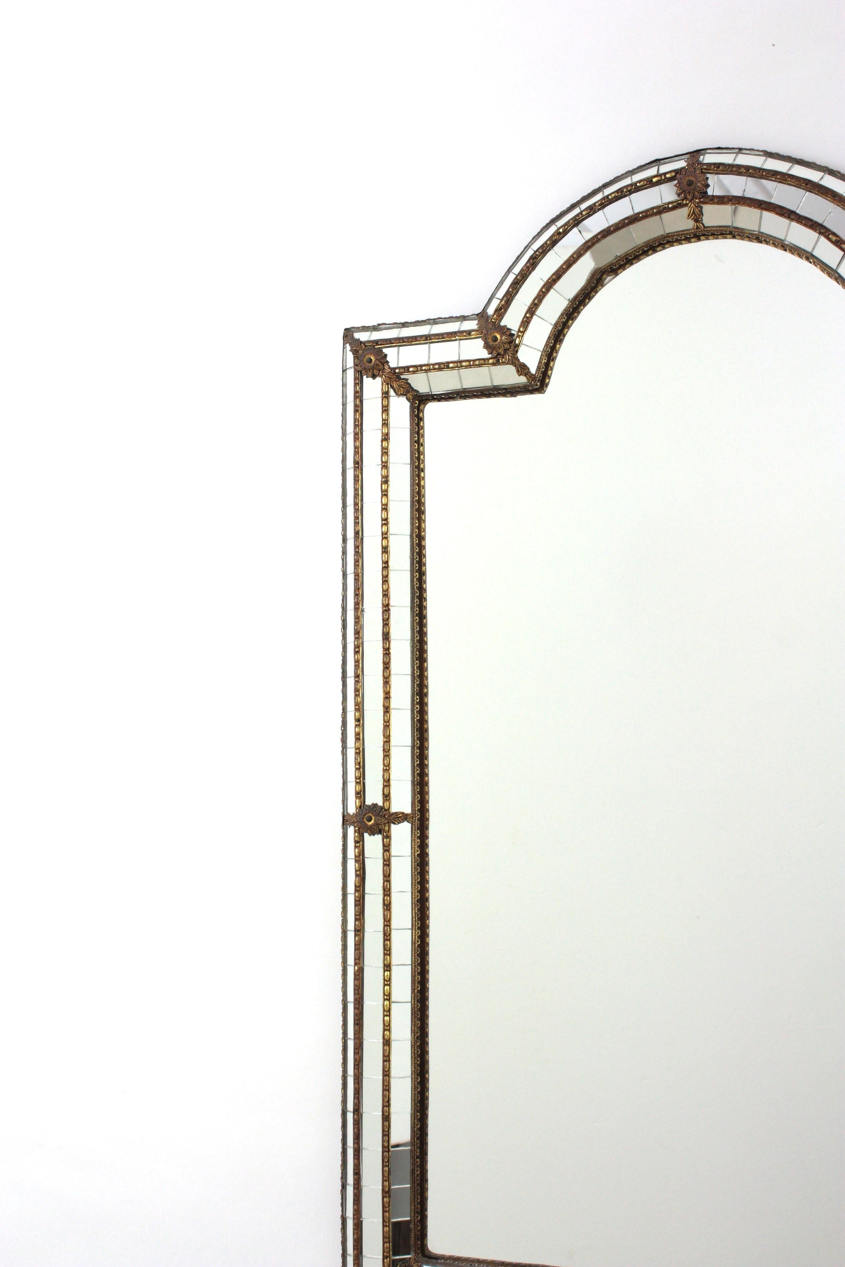 Miroir moderne vénitien avec dessus en arc et détails en laiton en vente 2