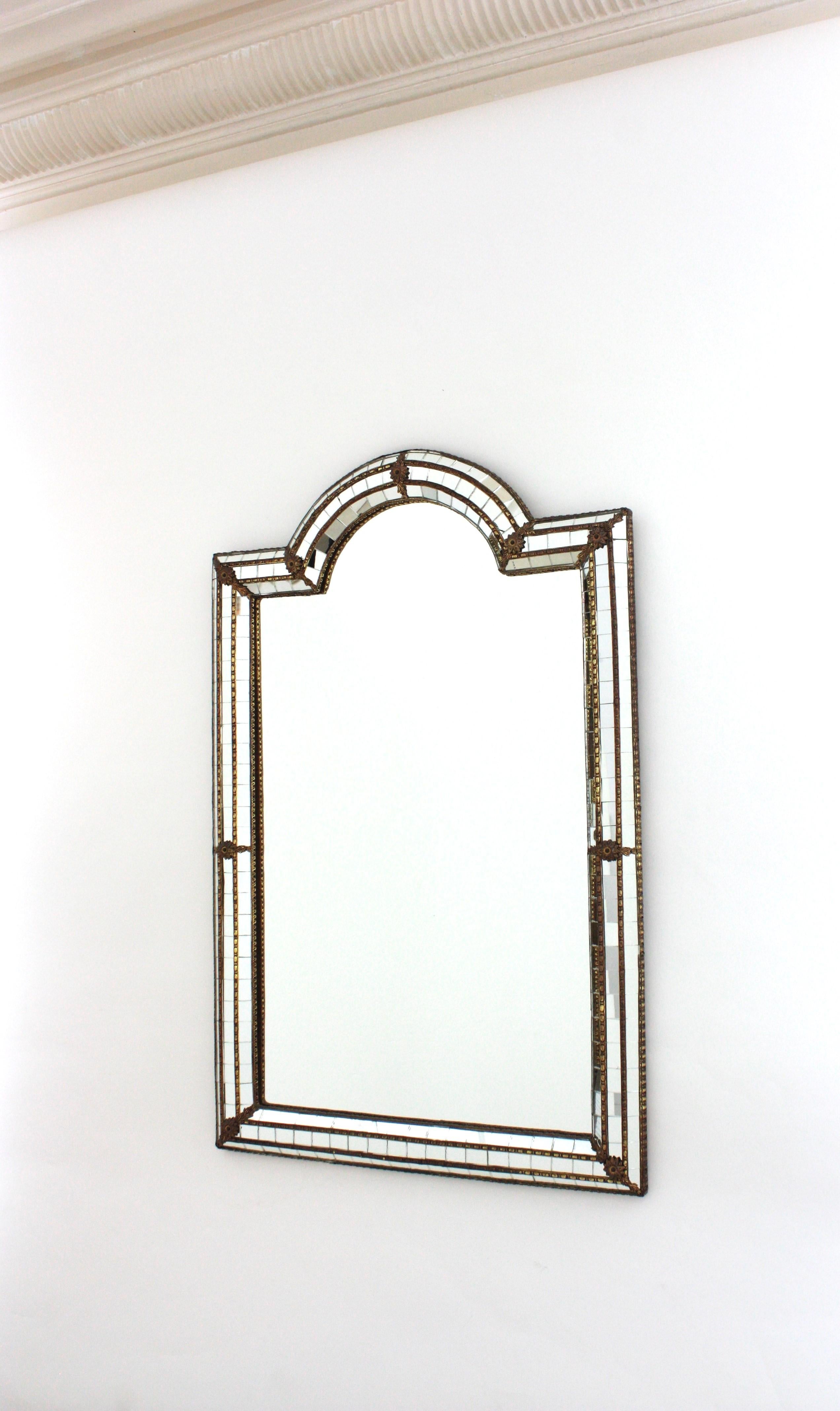 Miroir moderne vénitien avec dessus en arc et détails en laiton en vente 3