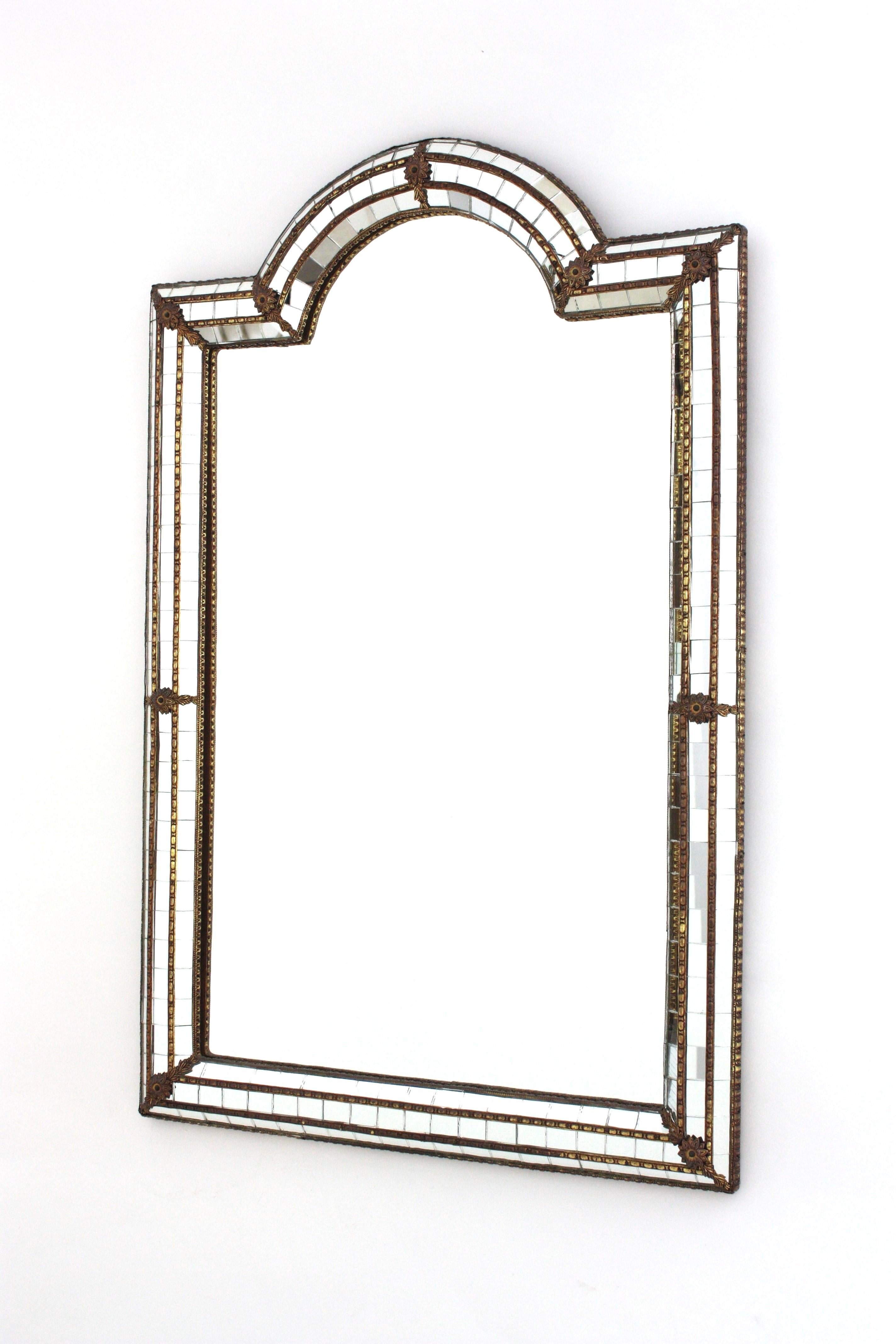 Miroir moderne vénitien avec dessus en arc et détails en laiton en vente 4