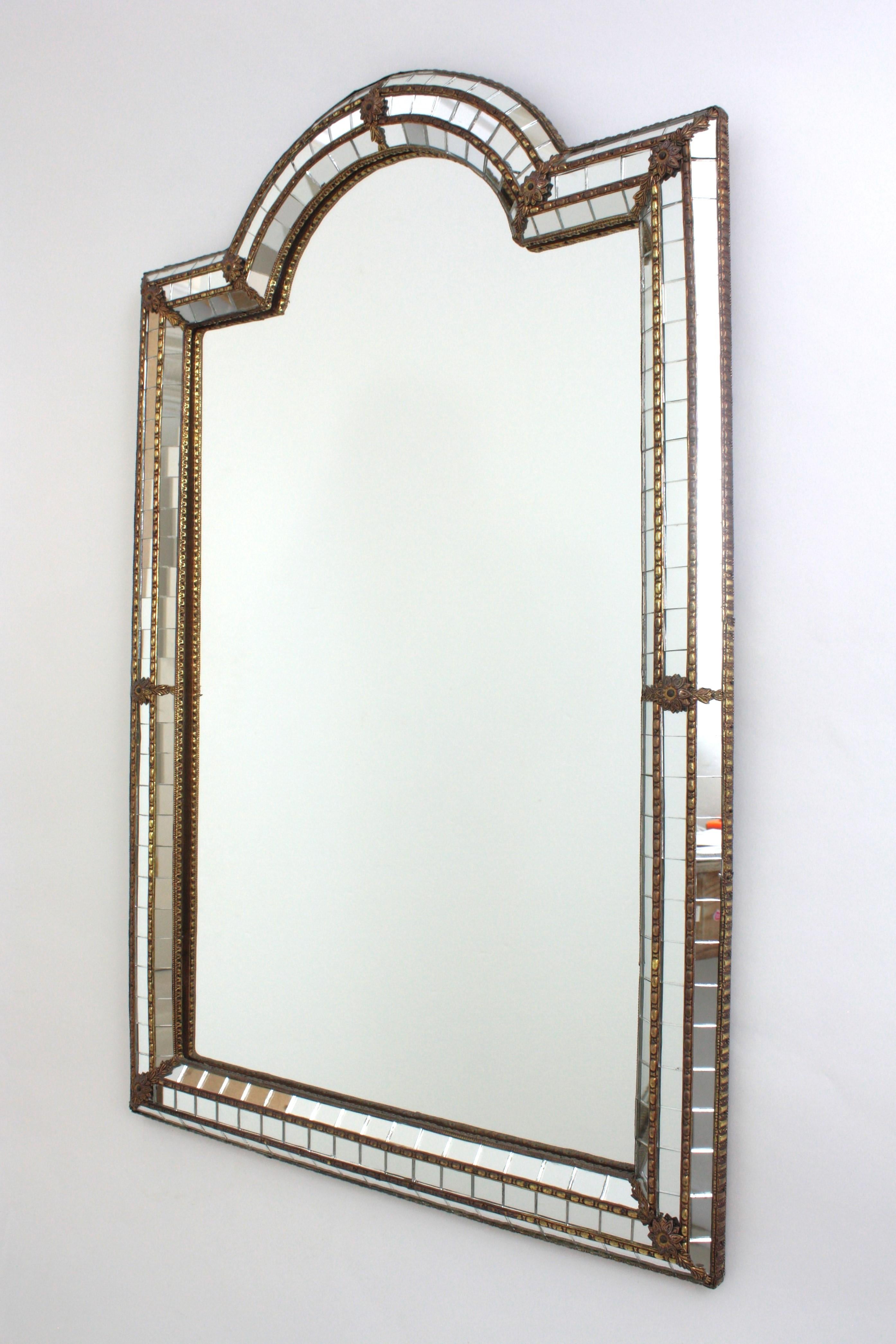 Miroir moderne vénitien avec dessus en arc et détails en laiton en vente 5