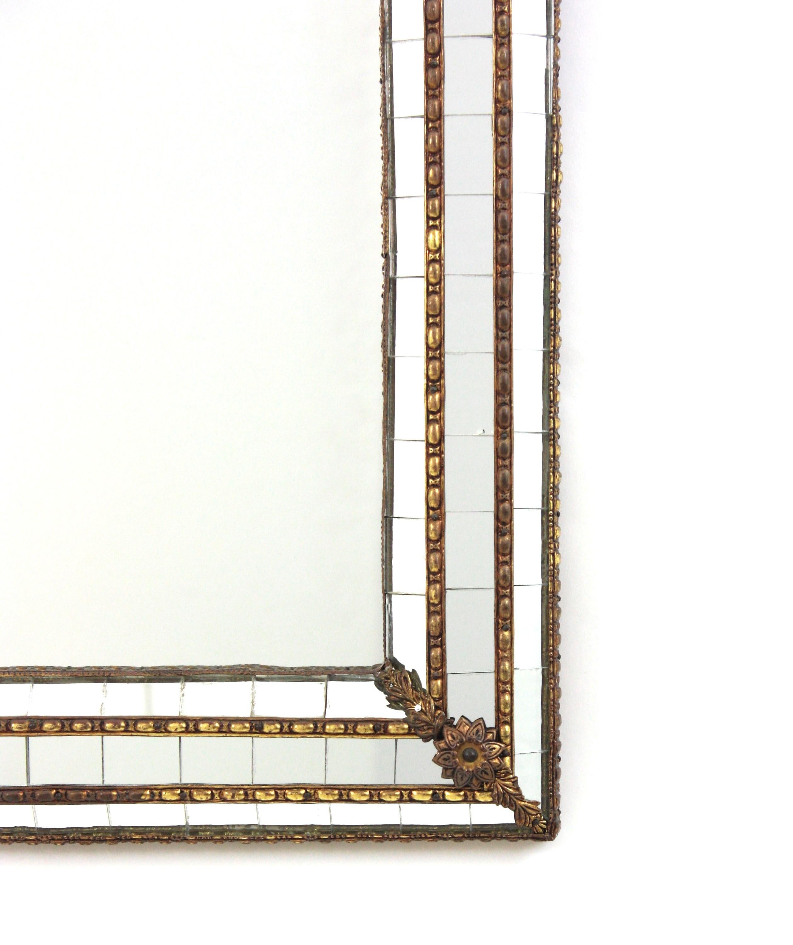 Mid-Century Modern Miroir moderne vénitien avec dessus en arc et détails en laiton en vente