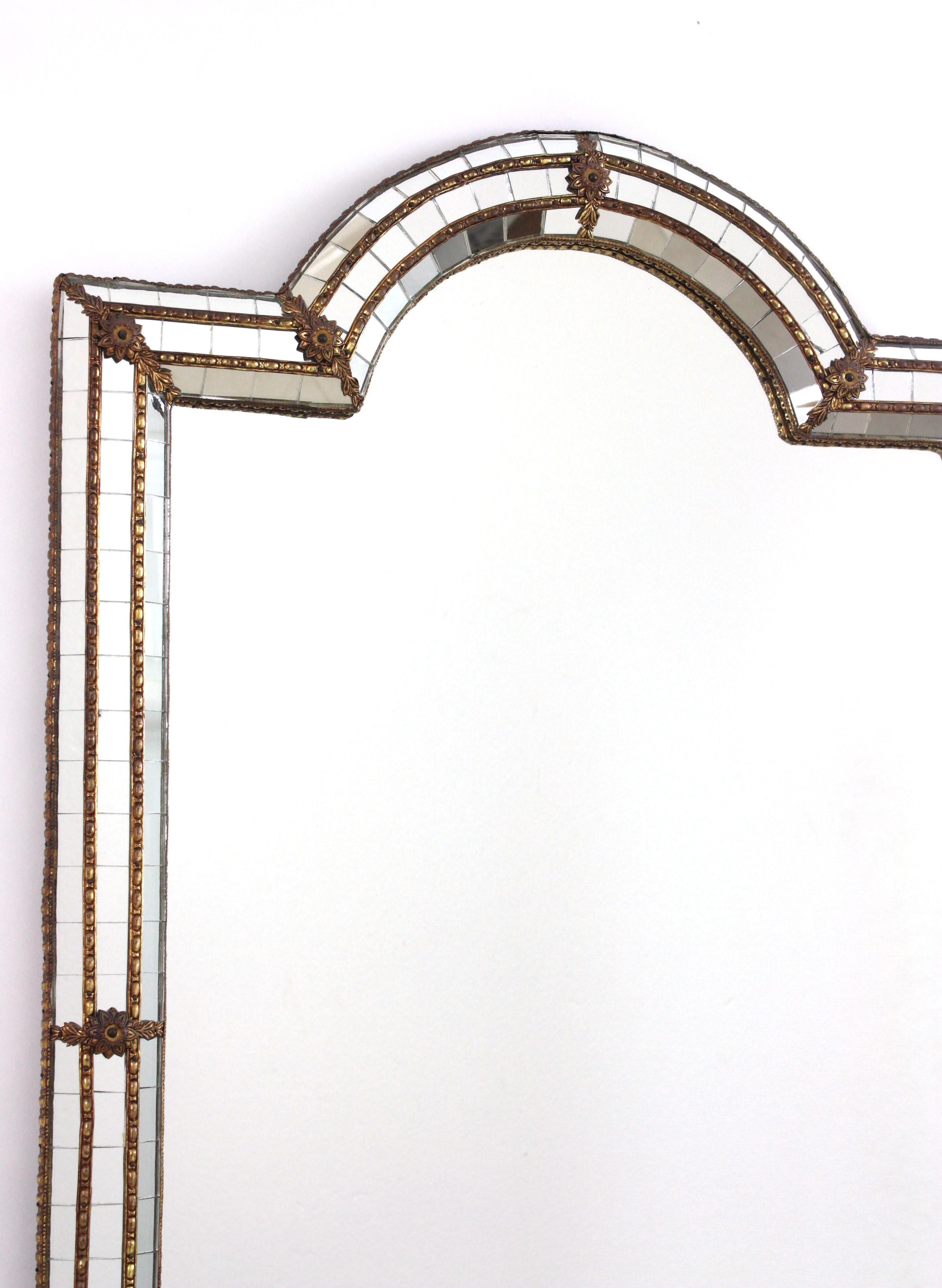 Espagnol Miroir moderne vénitien avec dessus en arc et détails en laiton en vente