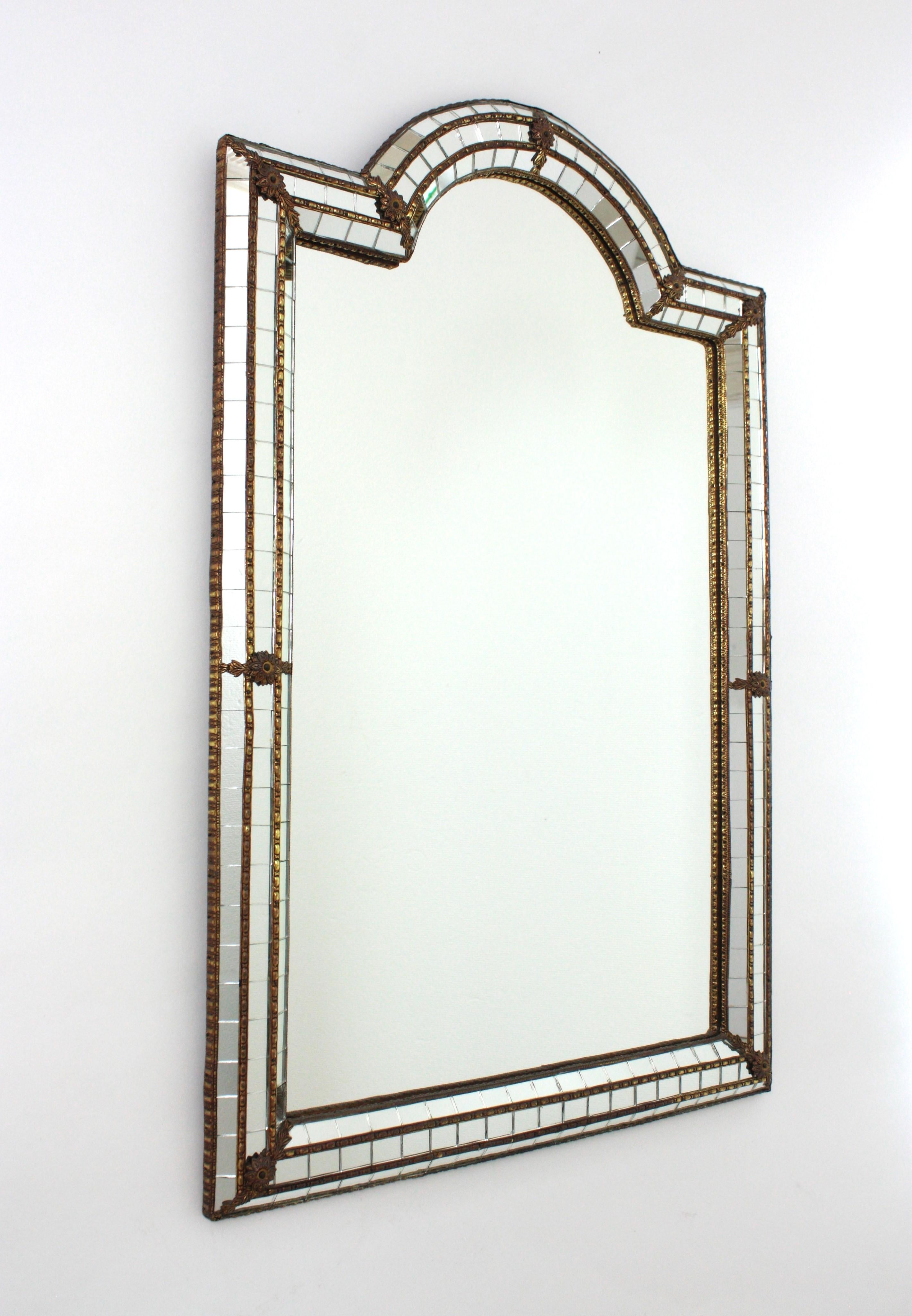 Fait main Miroir moderne vénitien avec dessus en arc et détails en laiton en vente